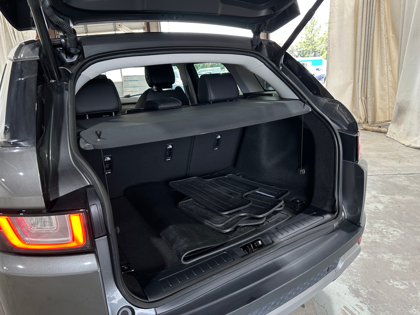 Thumbnail: 2019 Land Rover Range Rover Evoque - 6