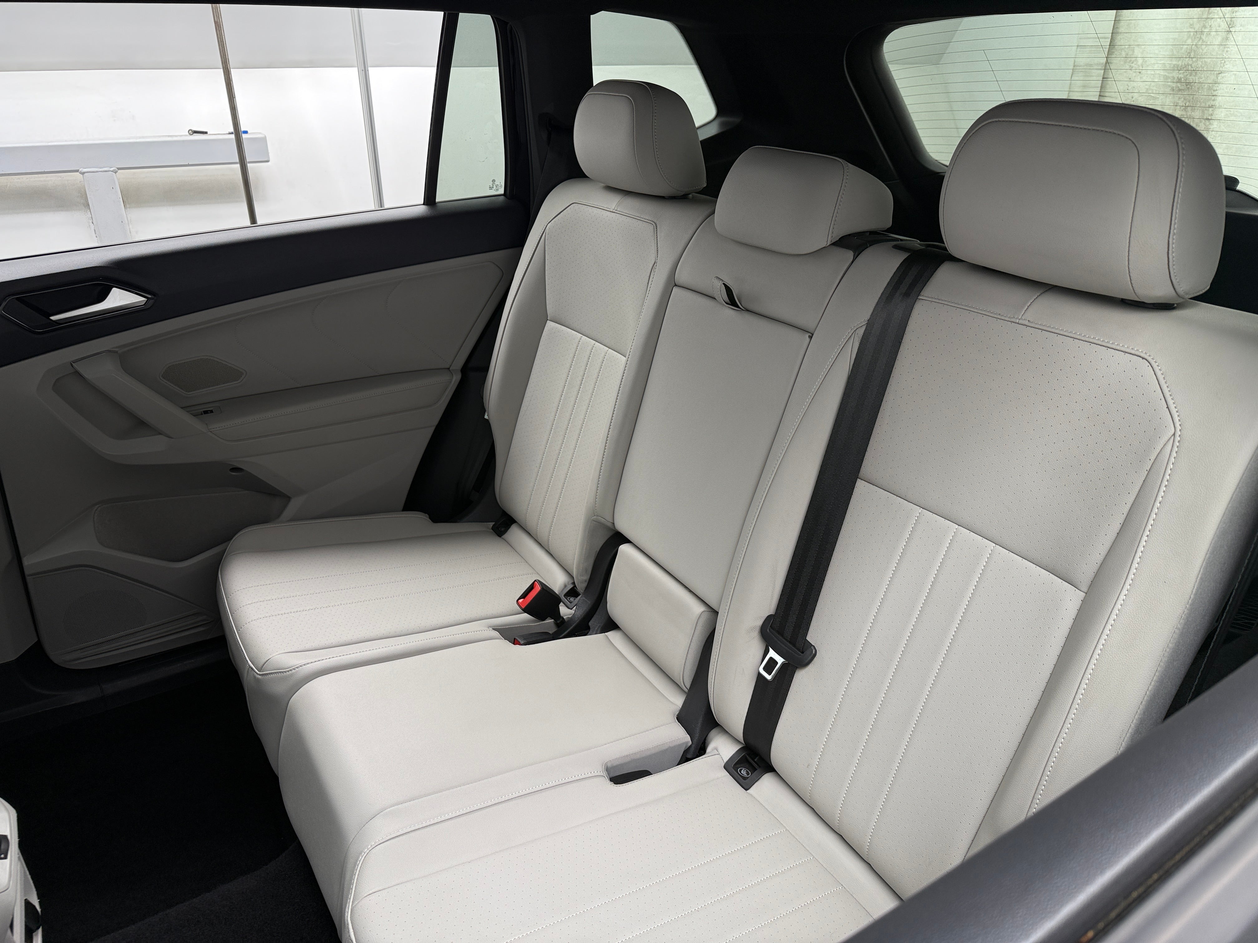 2022 Volkswagen Tiguan SE R-Line Black 5