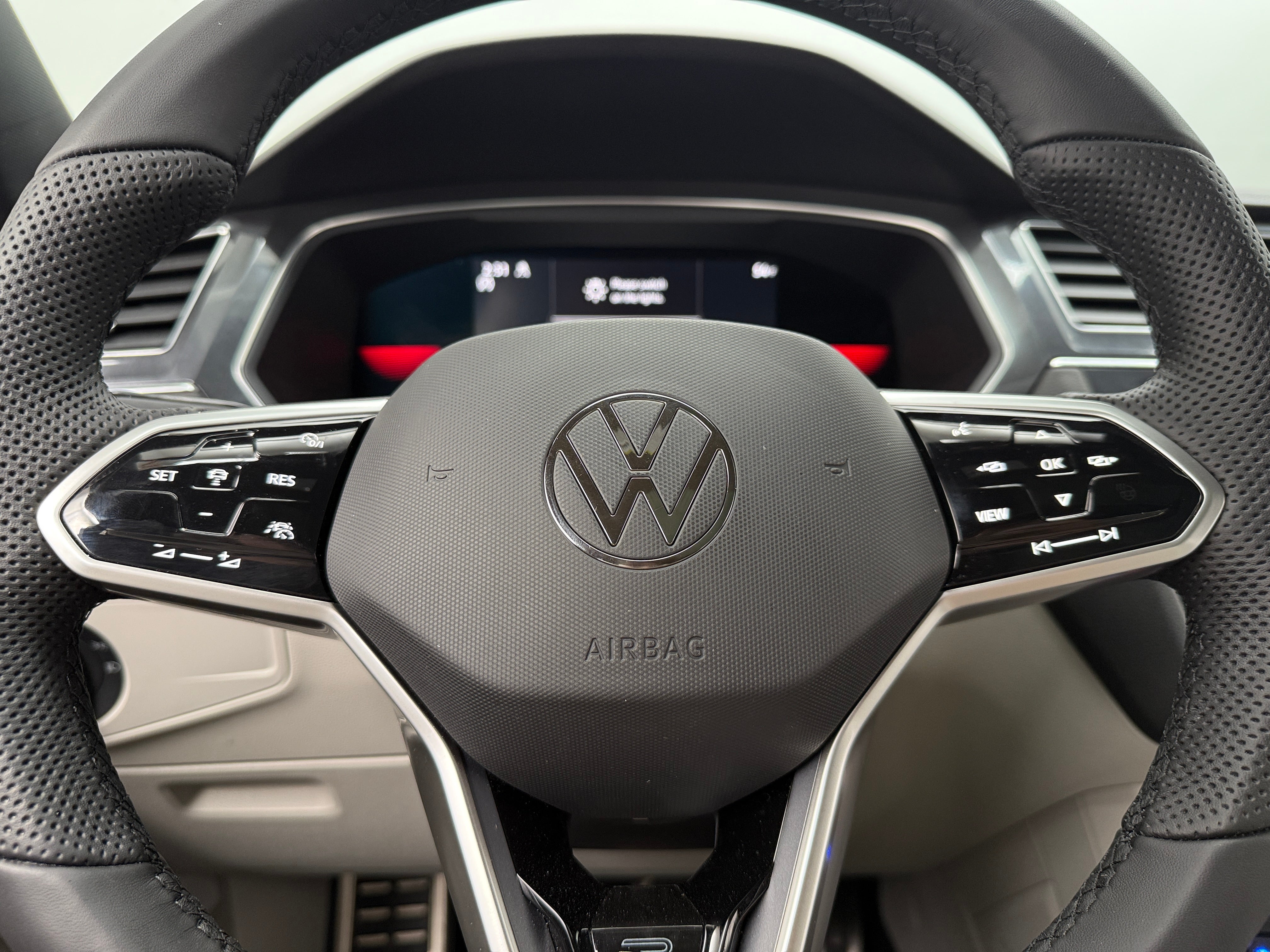 2022 Volkswagen Tiguan SE R-Line Black 4
