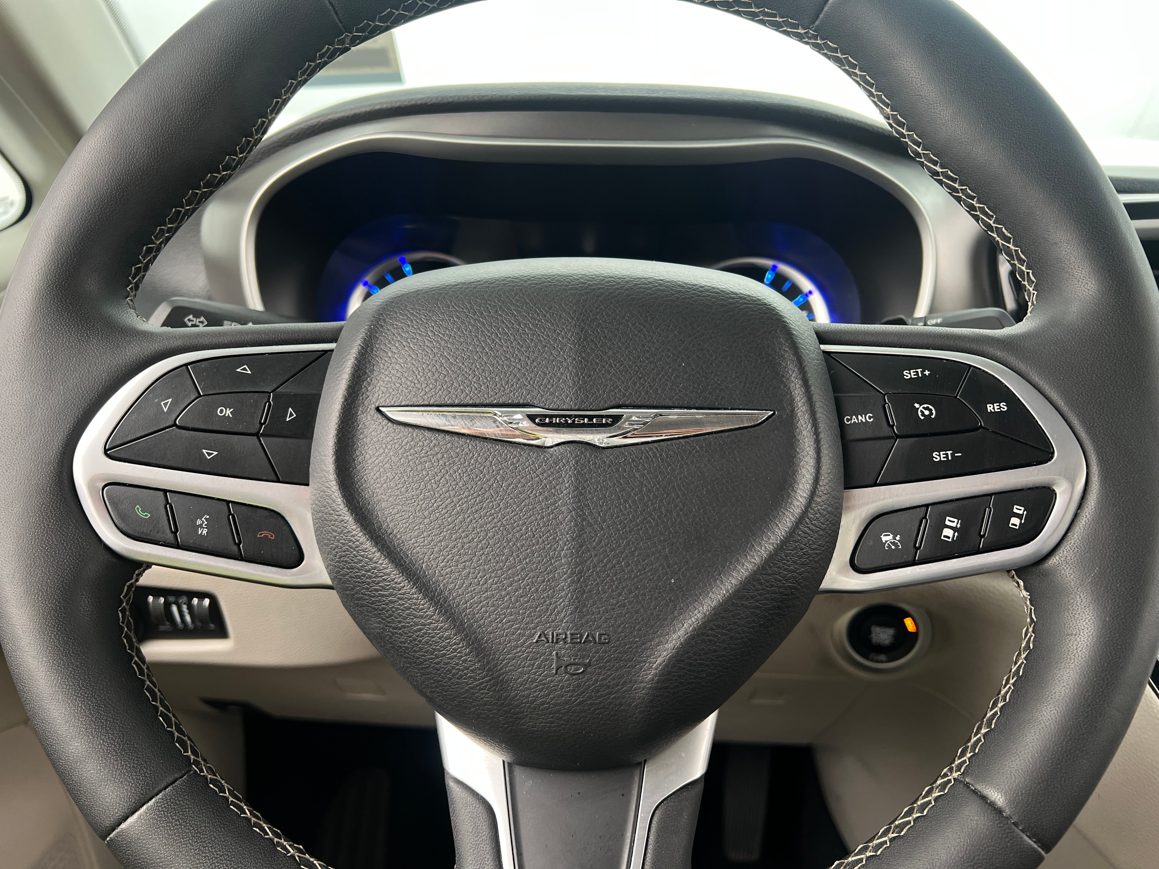 2023 Chrysler Pacifica Hybrid Touring L 4