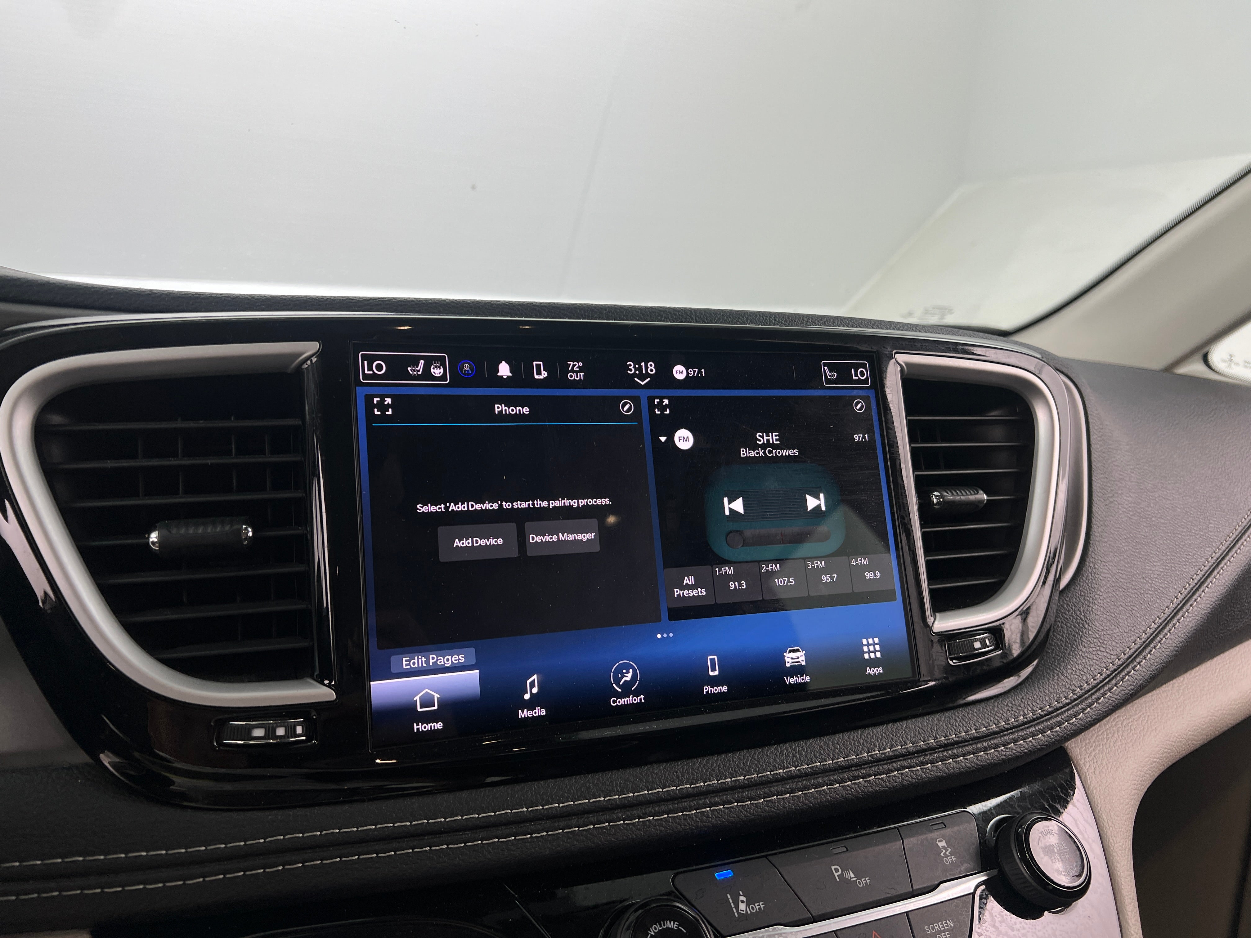 2023 Chrysler Pacifica Hybrid Touring L 3