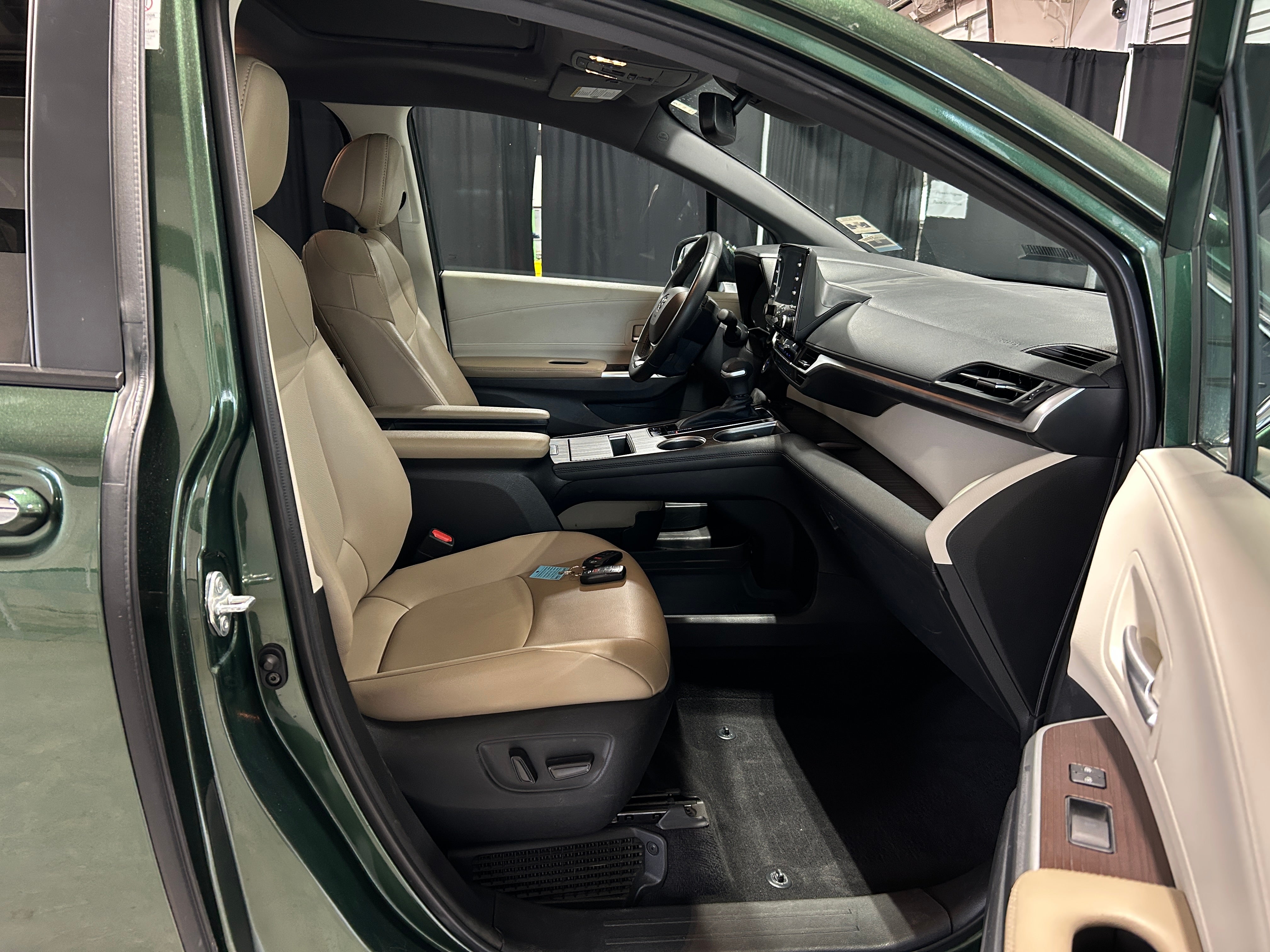 2021 Toyota Sienna XLE 2