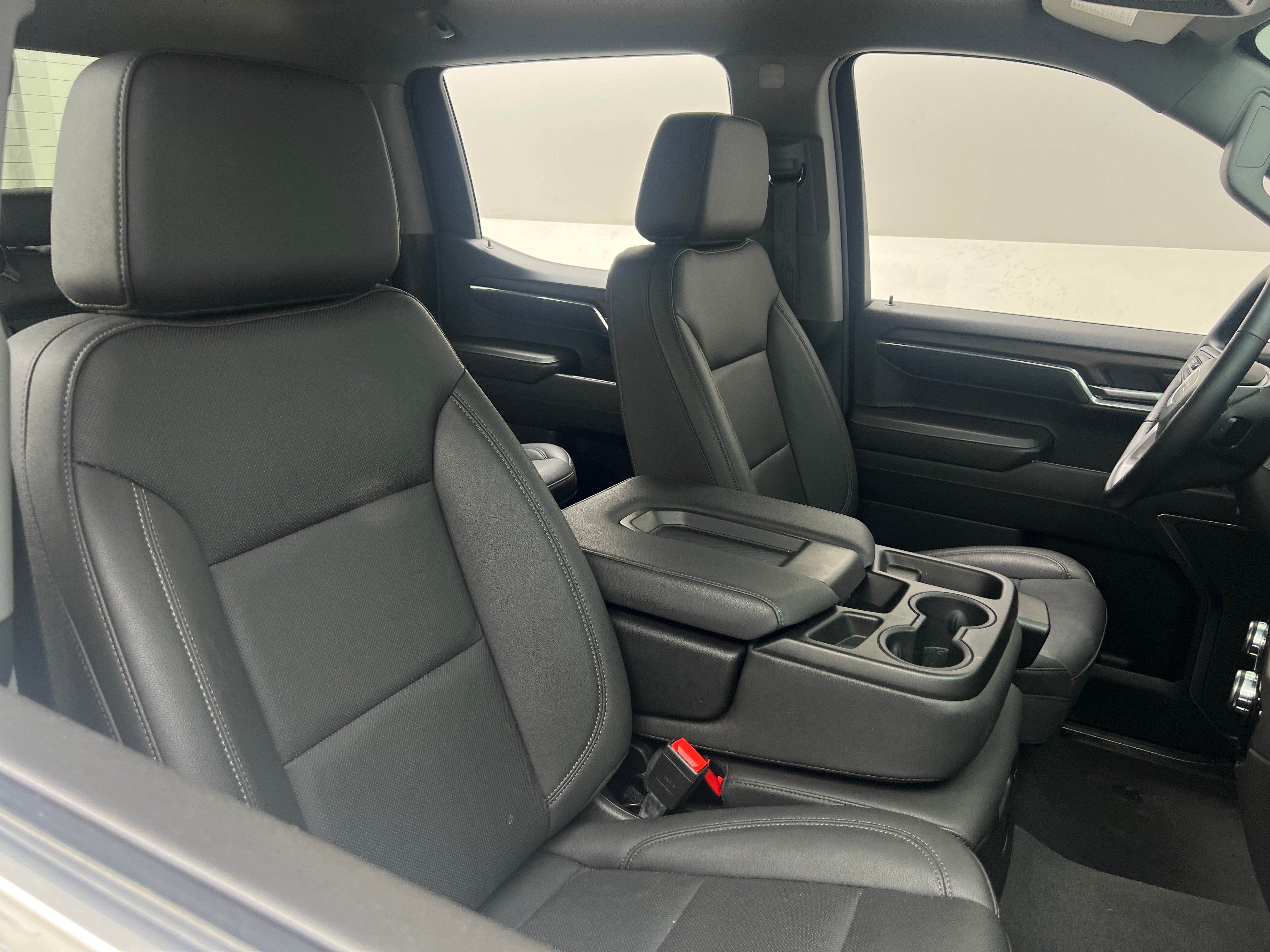 2024 GMC Sierra 1500 SLT 2