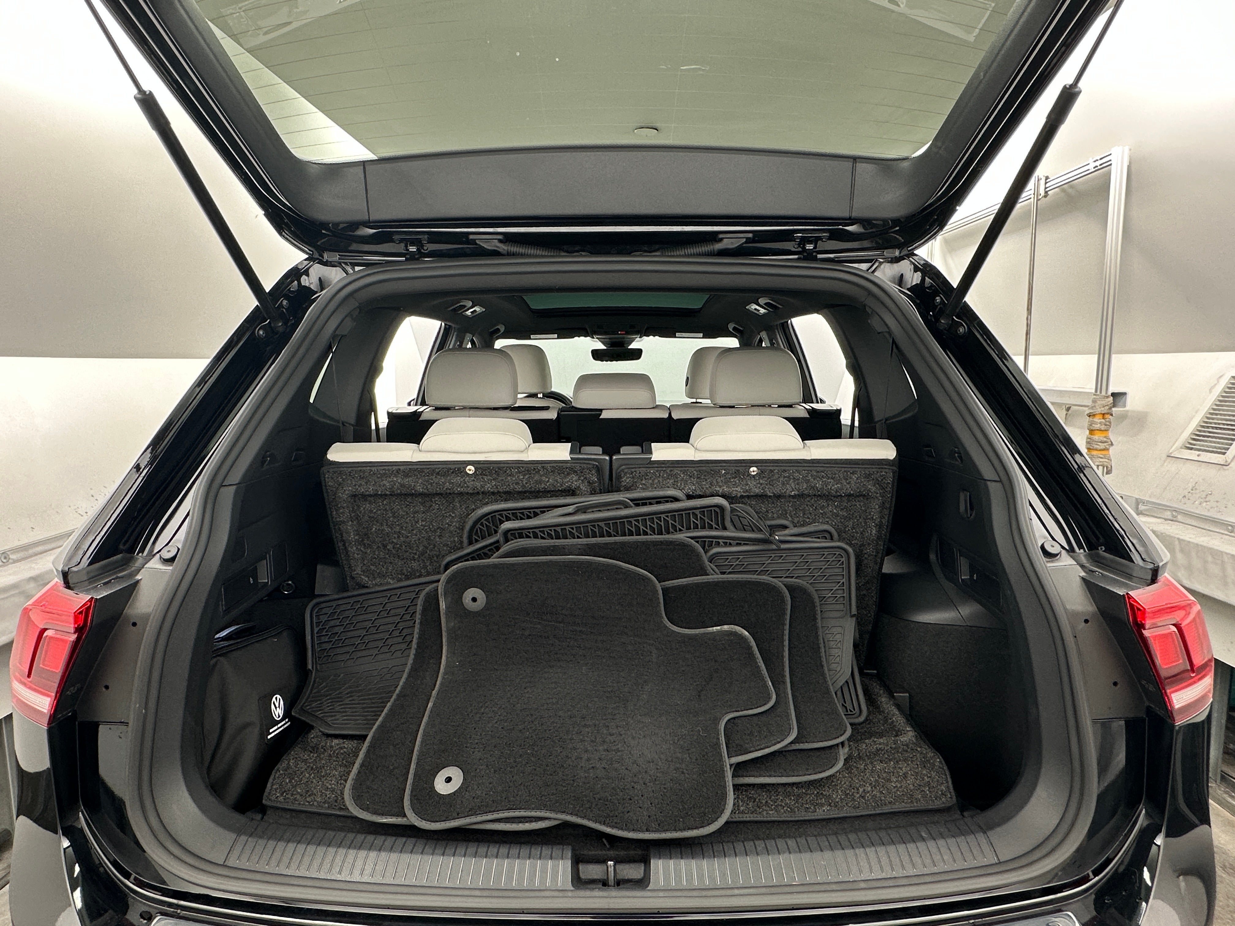 2023 Volkswagen Tiguan SE R-Line Black 6