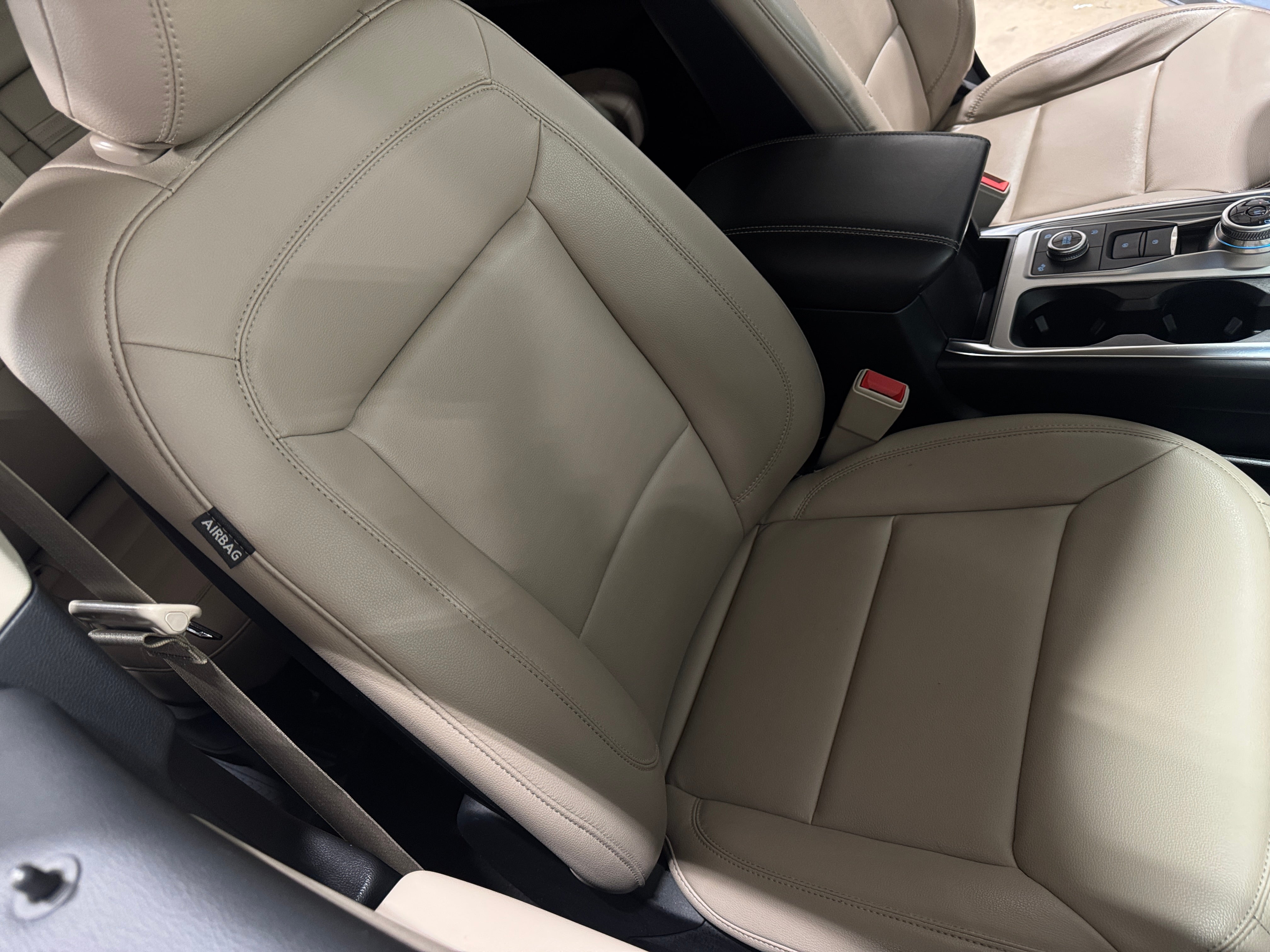 2020 Ford Explorer XLT 2