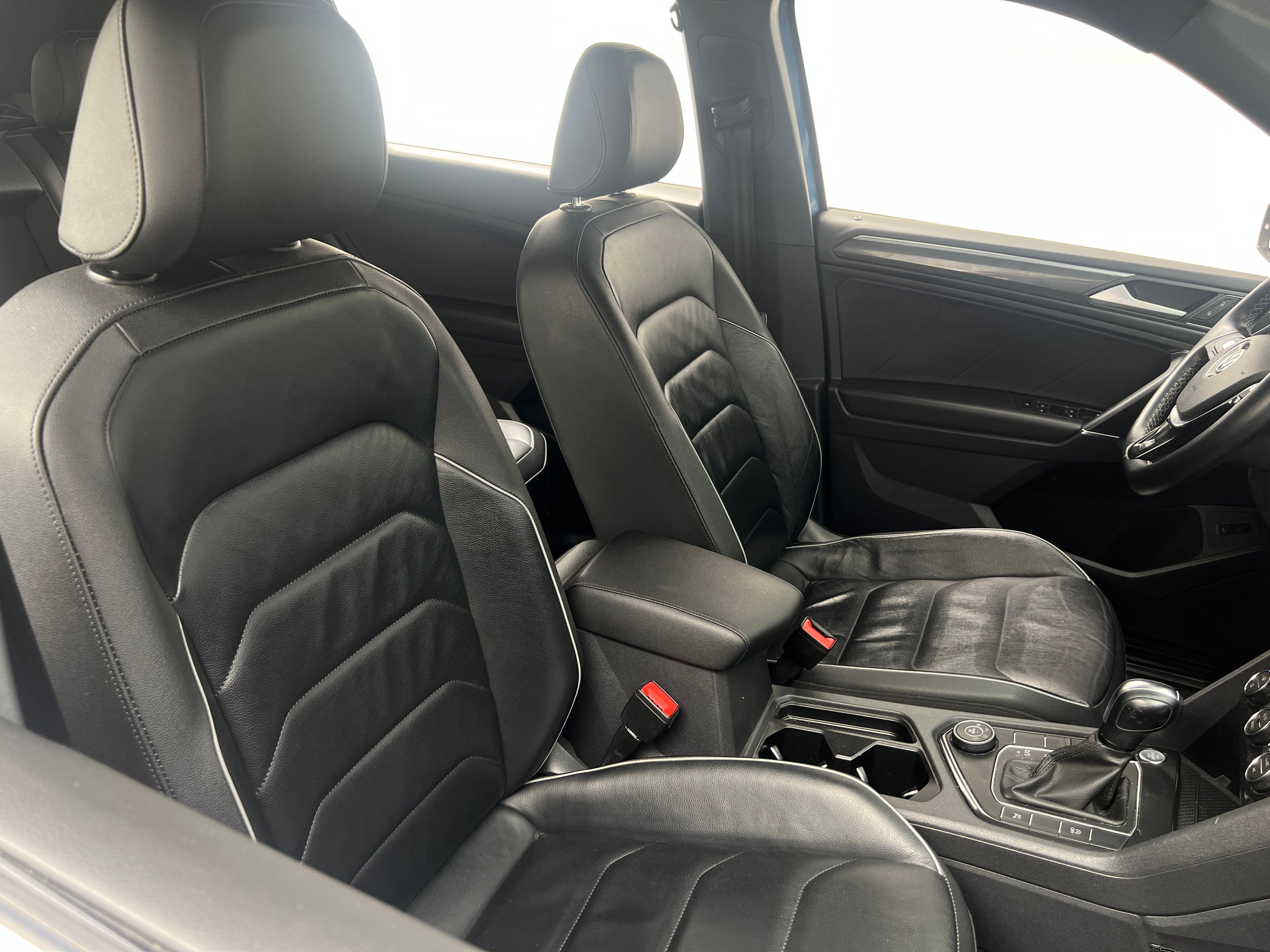 2020 Volkswagen Tiguan SE R-Line 2