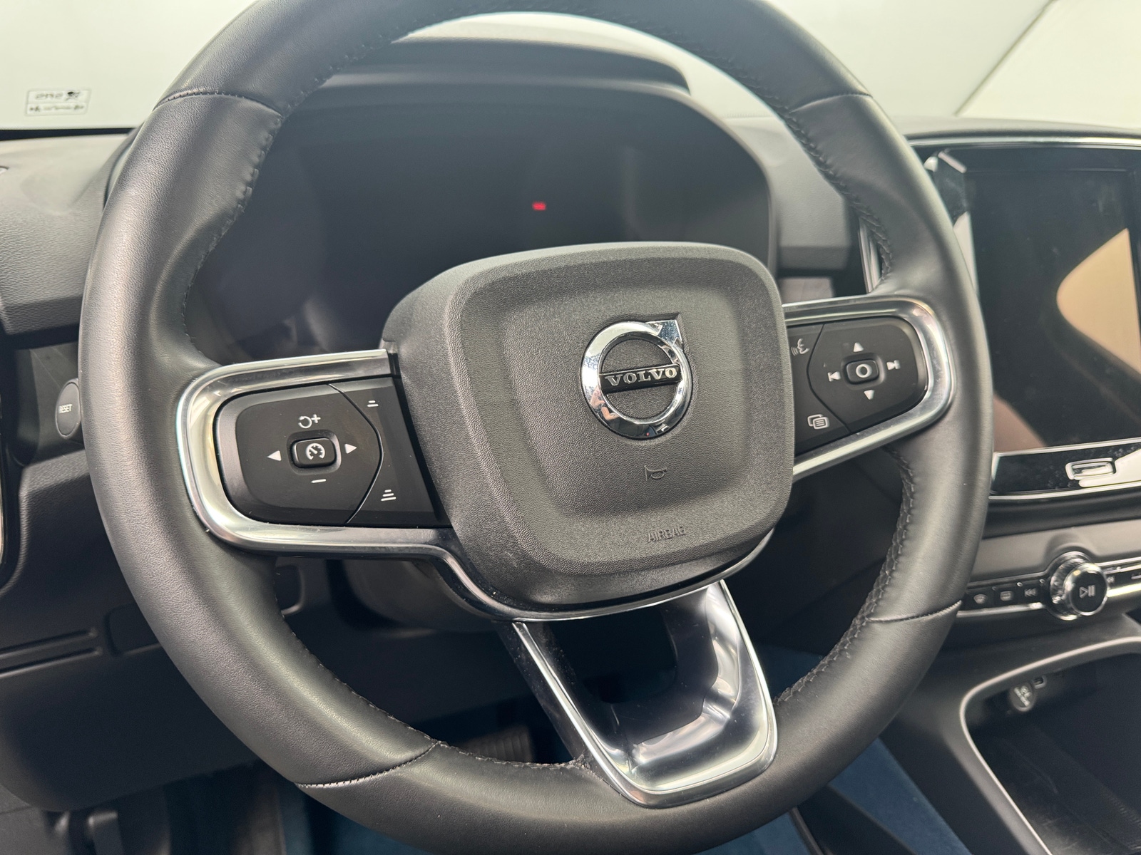 Thumbnail: 2023 Volvo C40 - 4