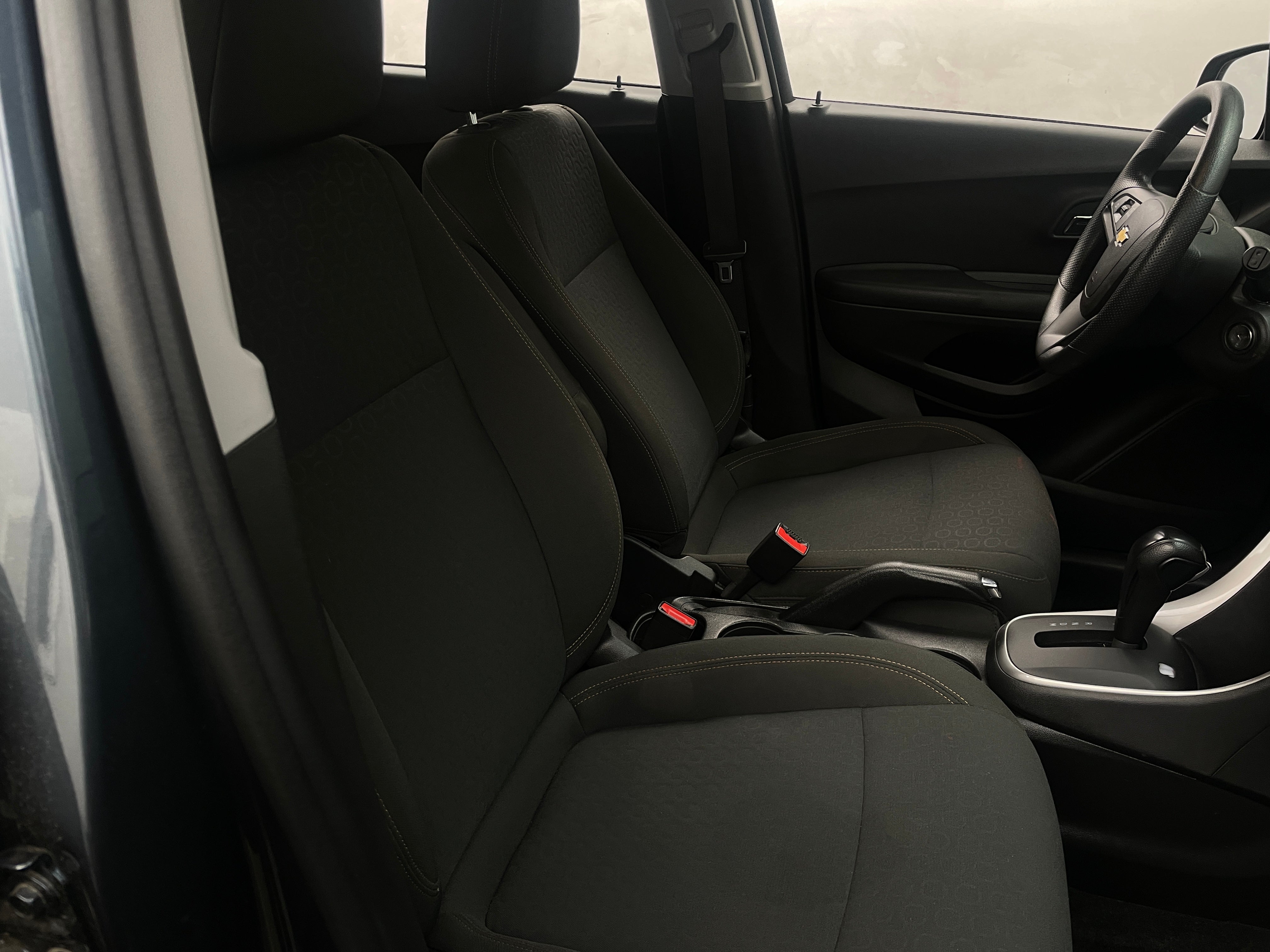 2022 Chevrolet Trax LS 2