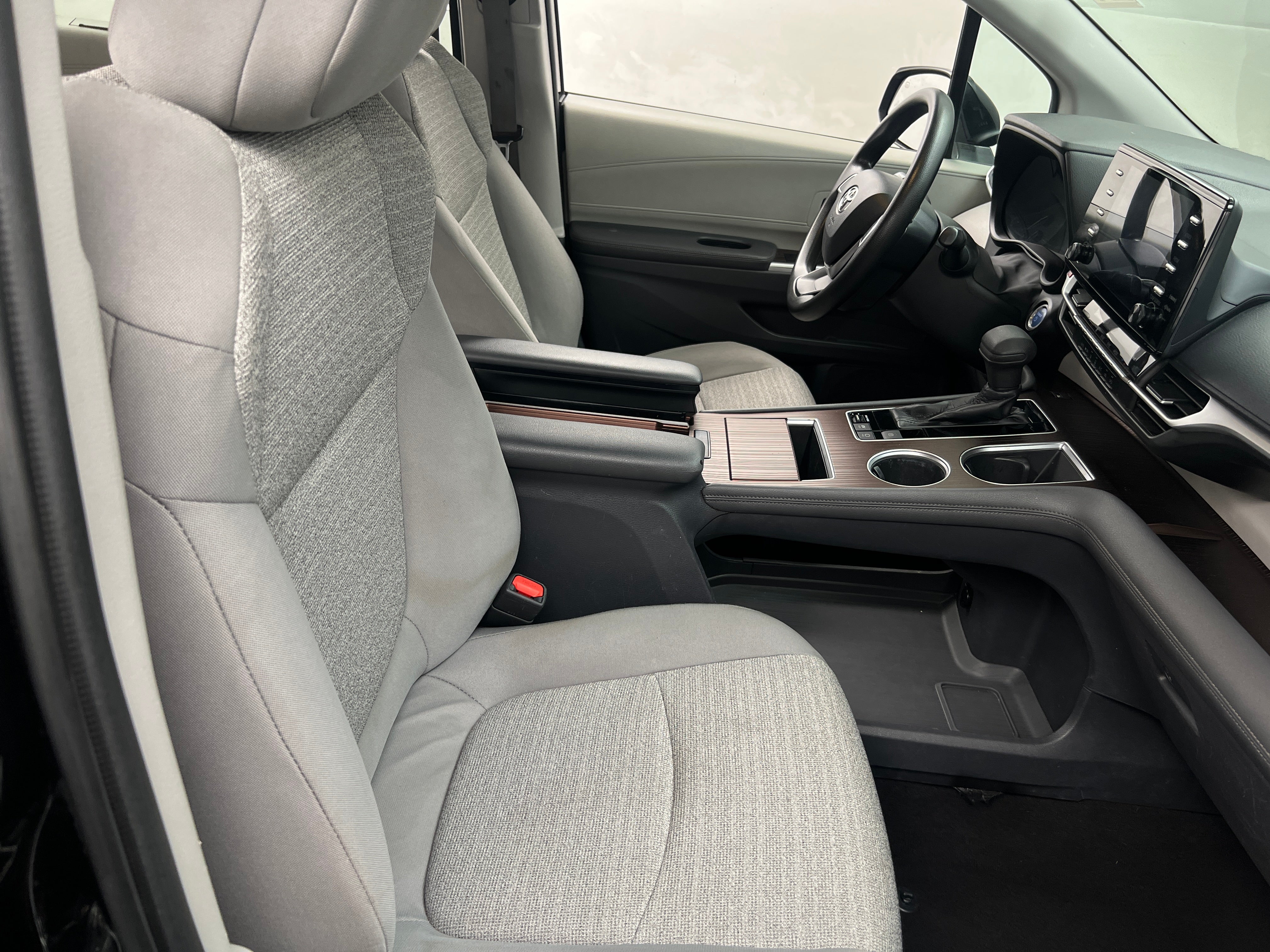 2021 Toyota Sienna LE 2