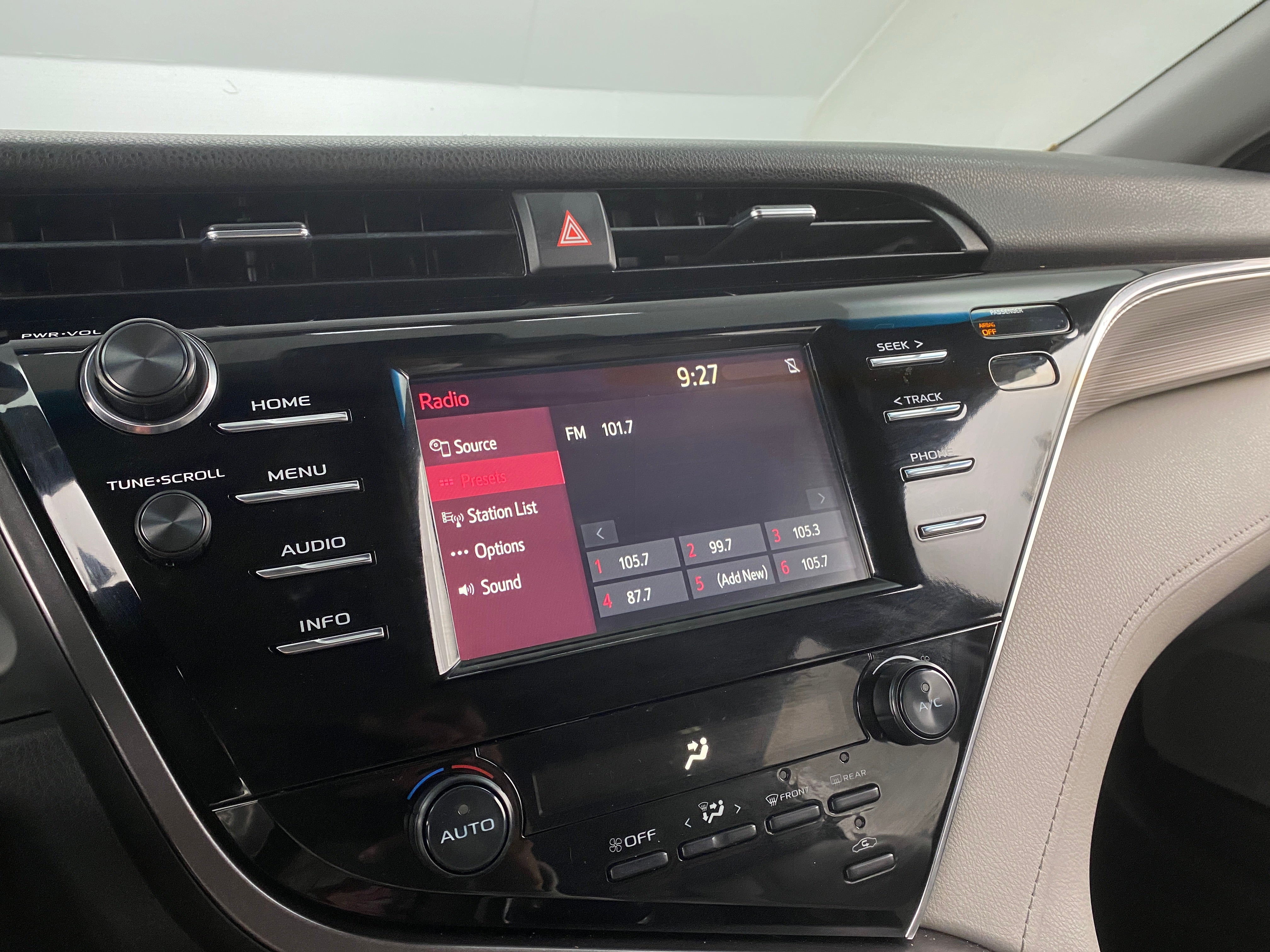 2018 Toyota Camry SE 3