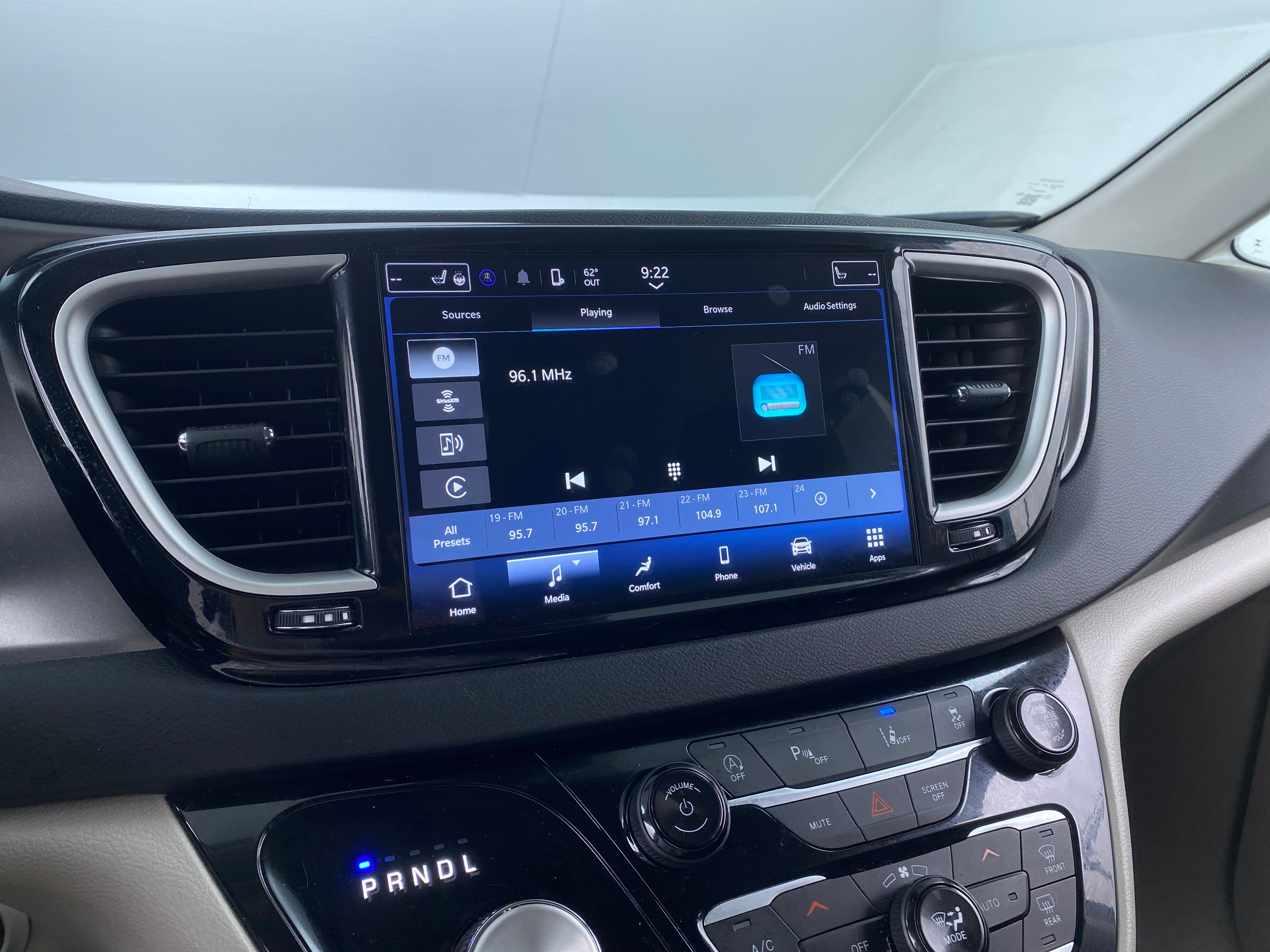 2024 Chrysler Pacifica Touring L 3