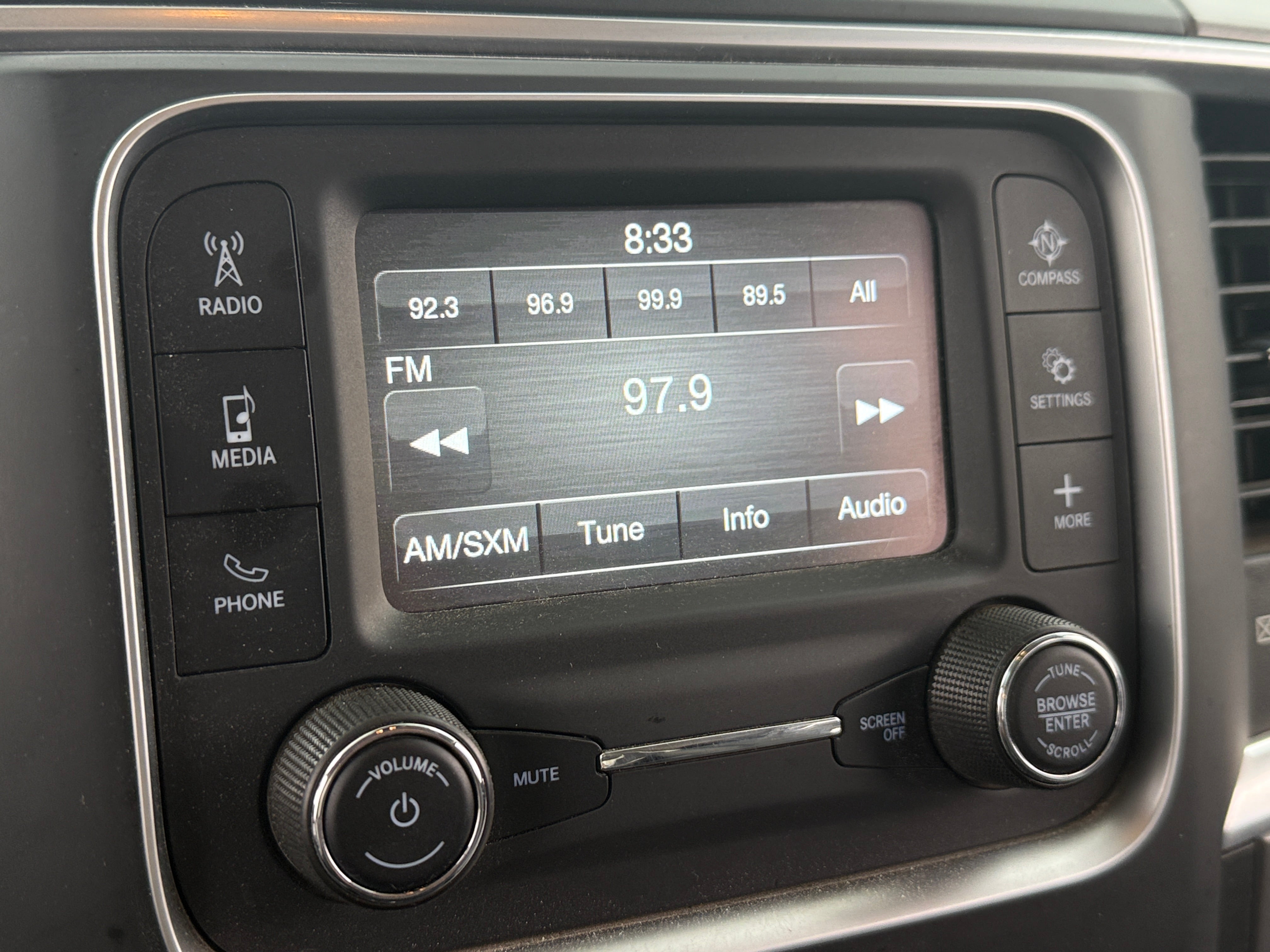 2022 RAM 1500 Classic SLT 4