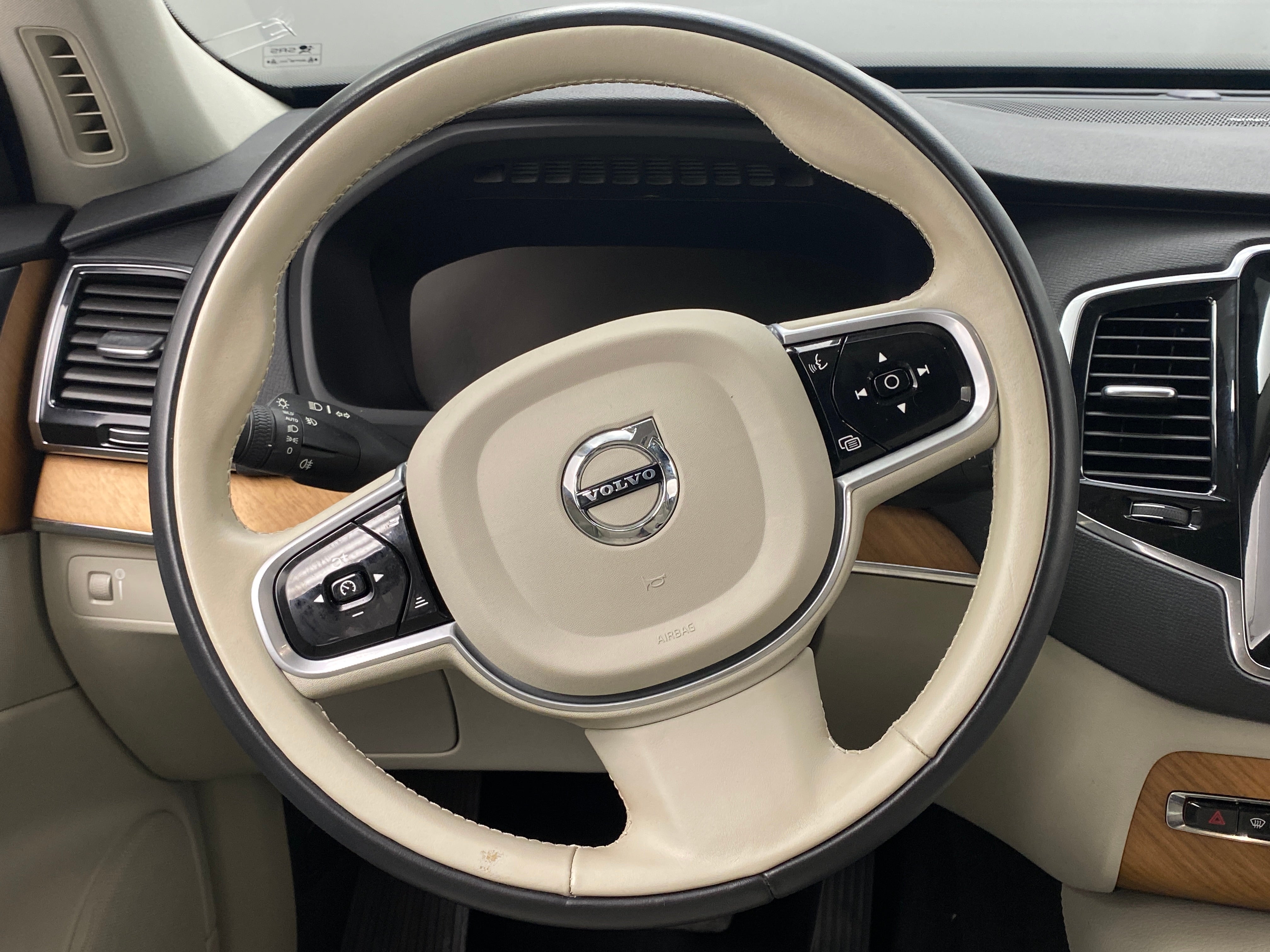 2022 Volvo XC90 T6 Momentum 4