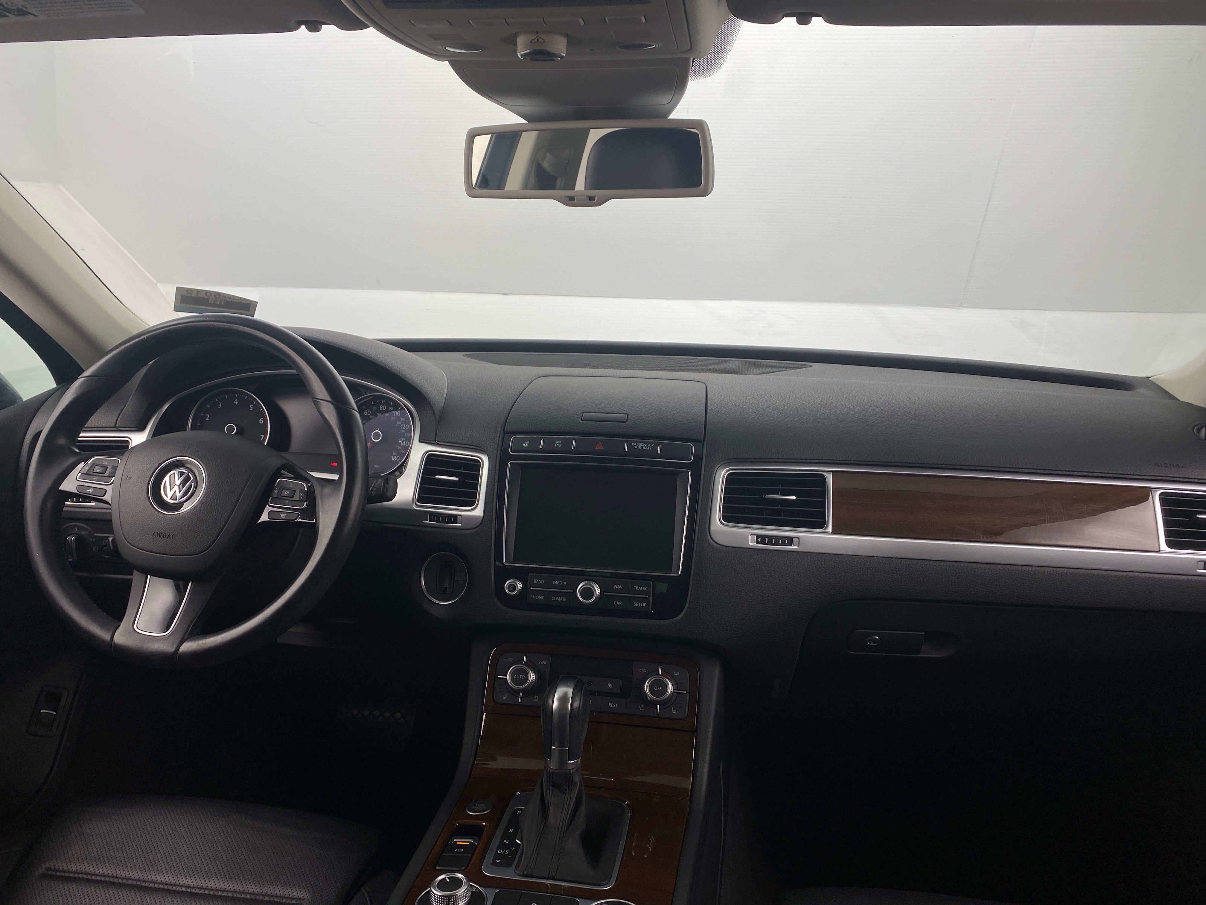 2016 Volkswagen Touareg VR6 Lux 2