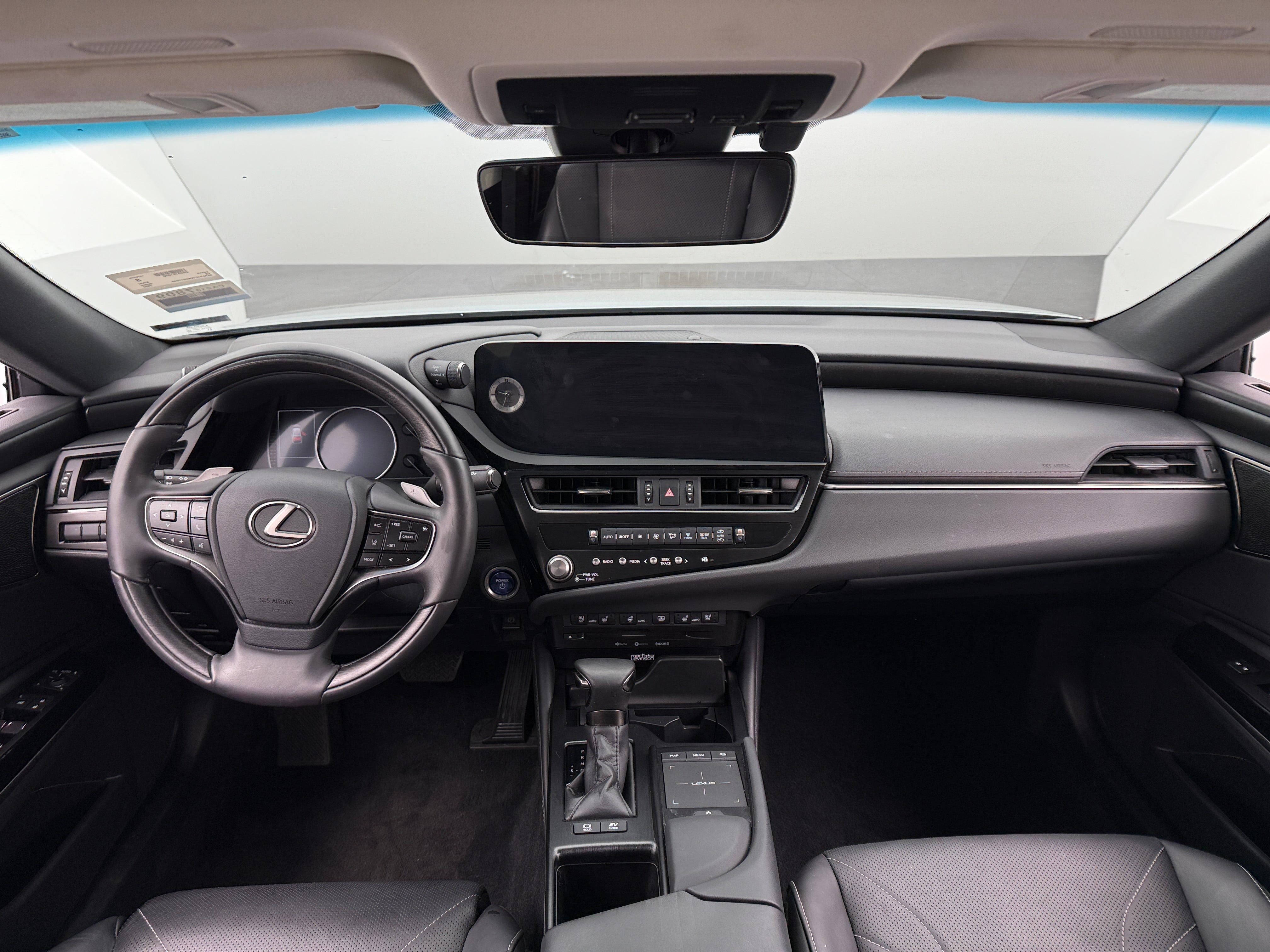 2022 Lexus ES Hybrid 300h Luxury 2