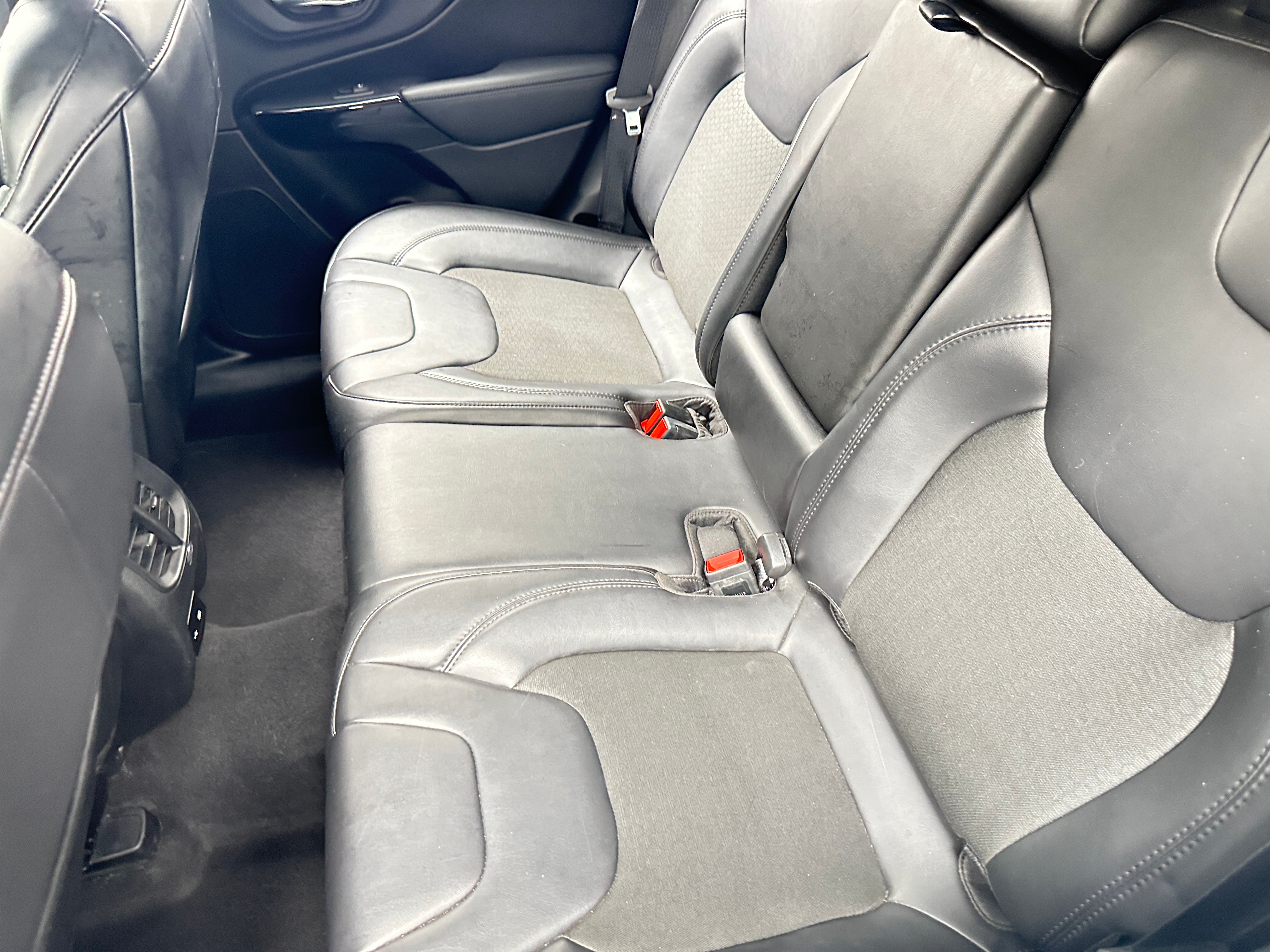 2020 Jeep Cherokee Altitude 6