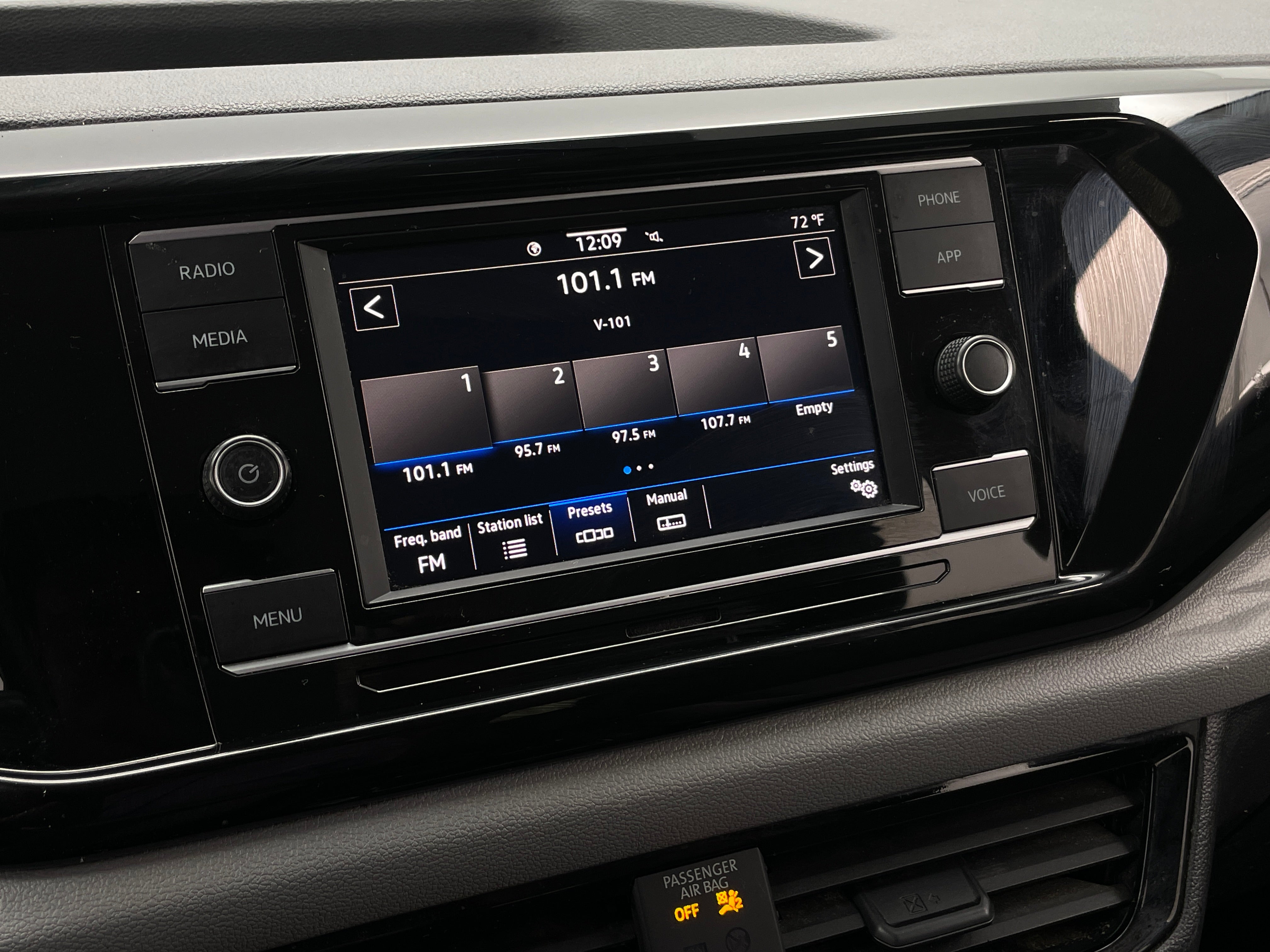2022 Volkswagen Taos S 4