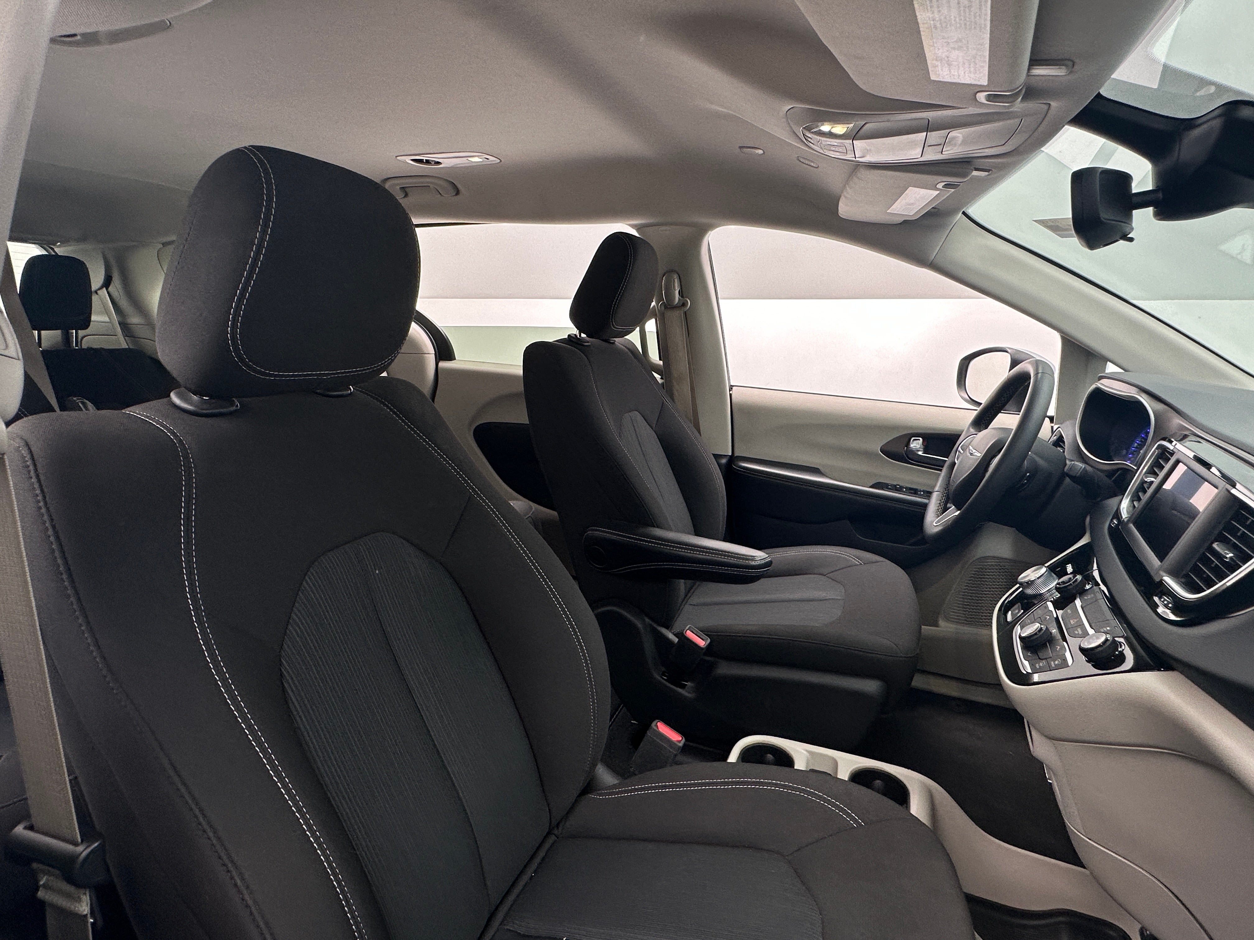 2023 Chrysler Voyager LX 2