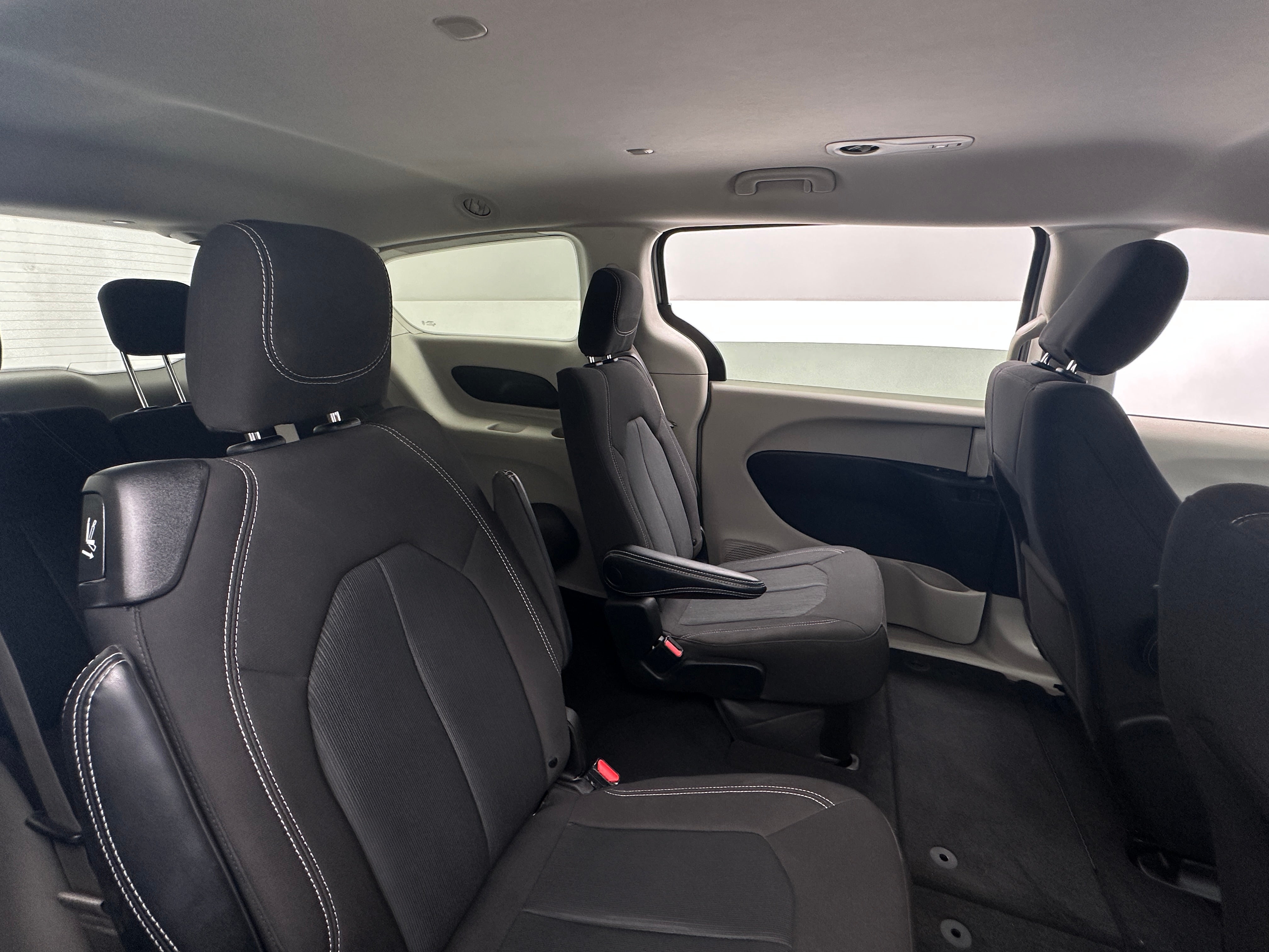2023 Chrysler Voyager LX 6