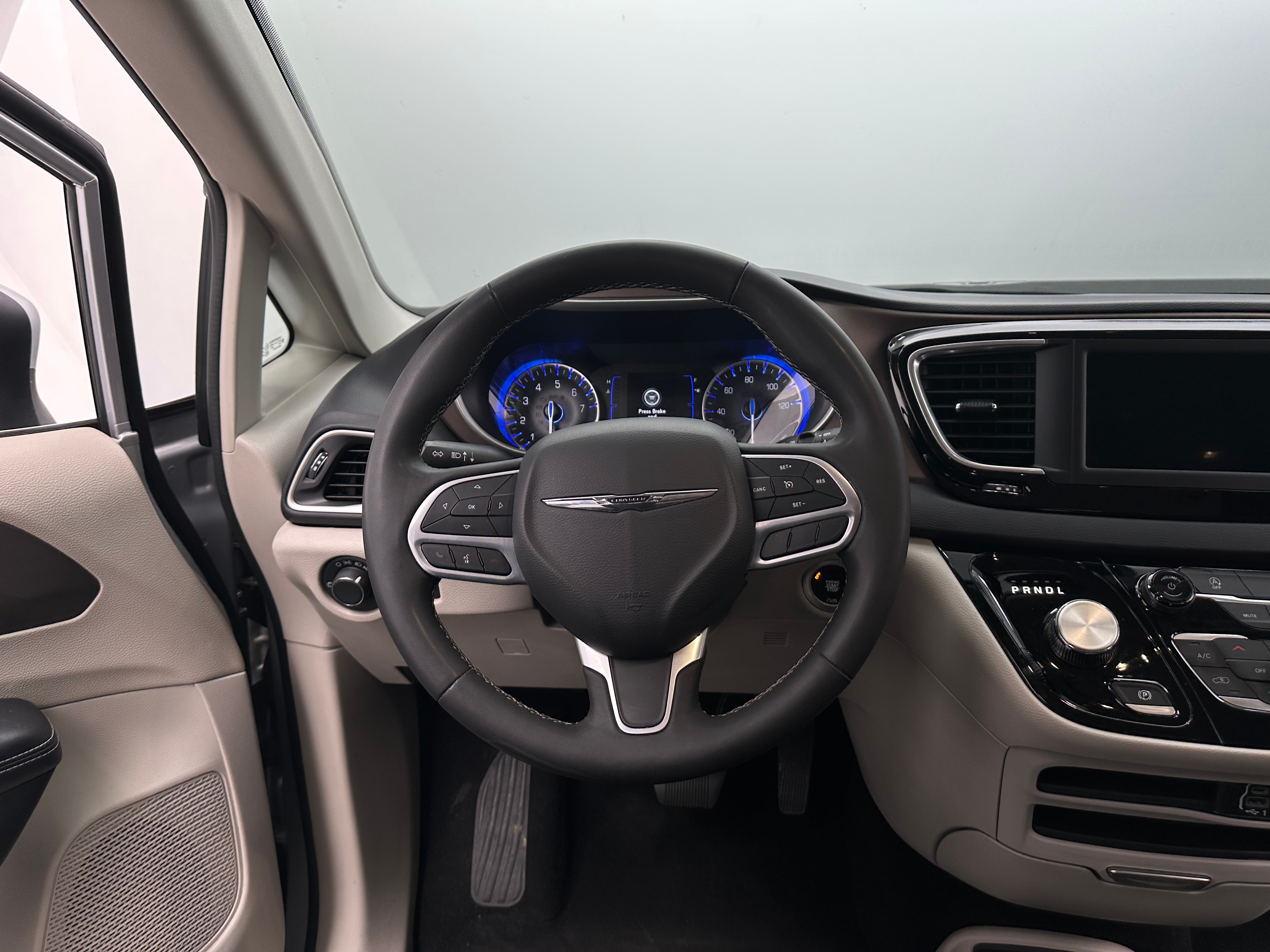 2023 Chrysler Voyager LX 5