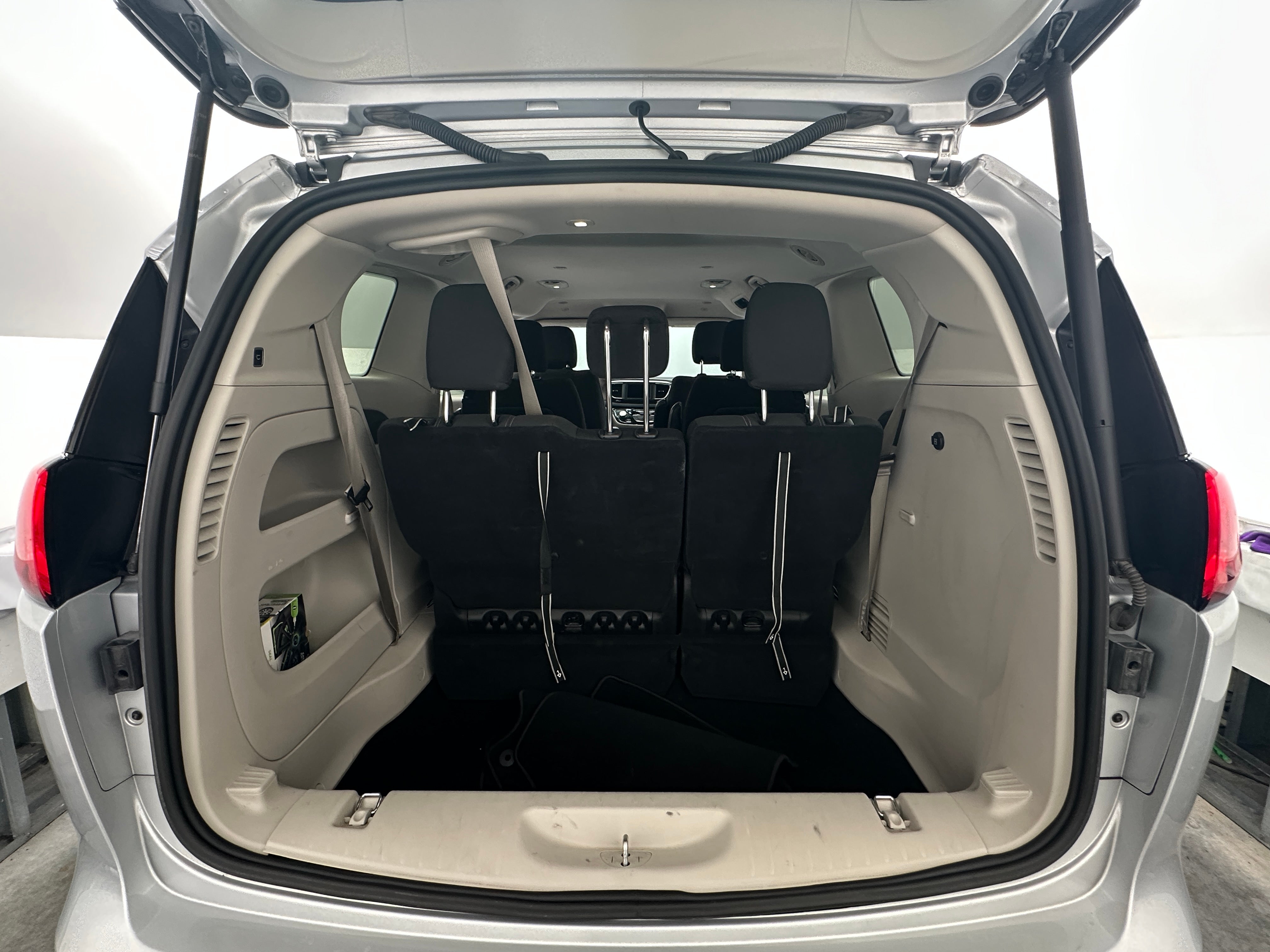 2023 Chrysler Voyager LX 7