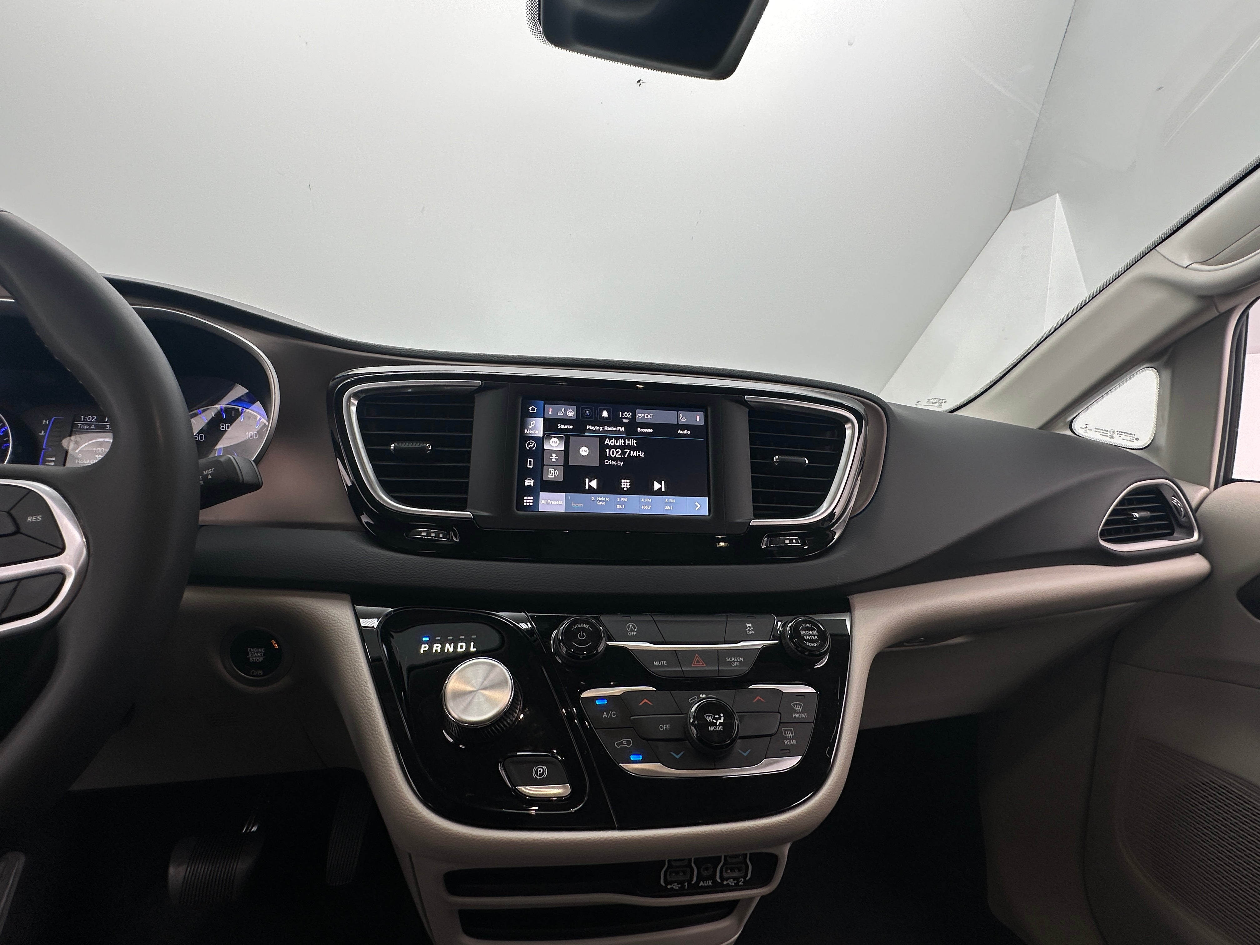 2023 Chrysler Voyager LX 4
