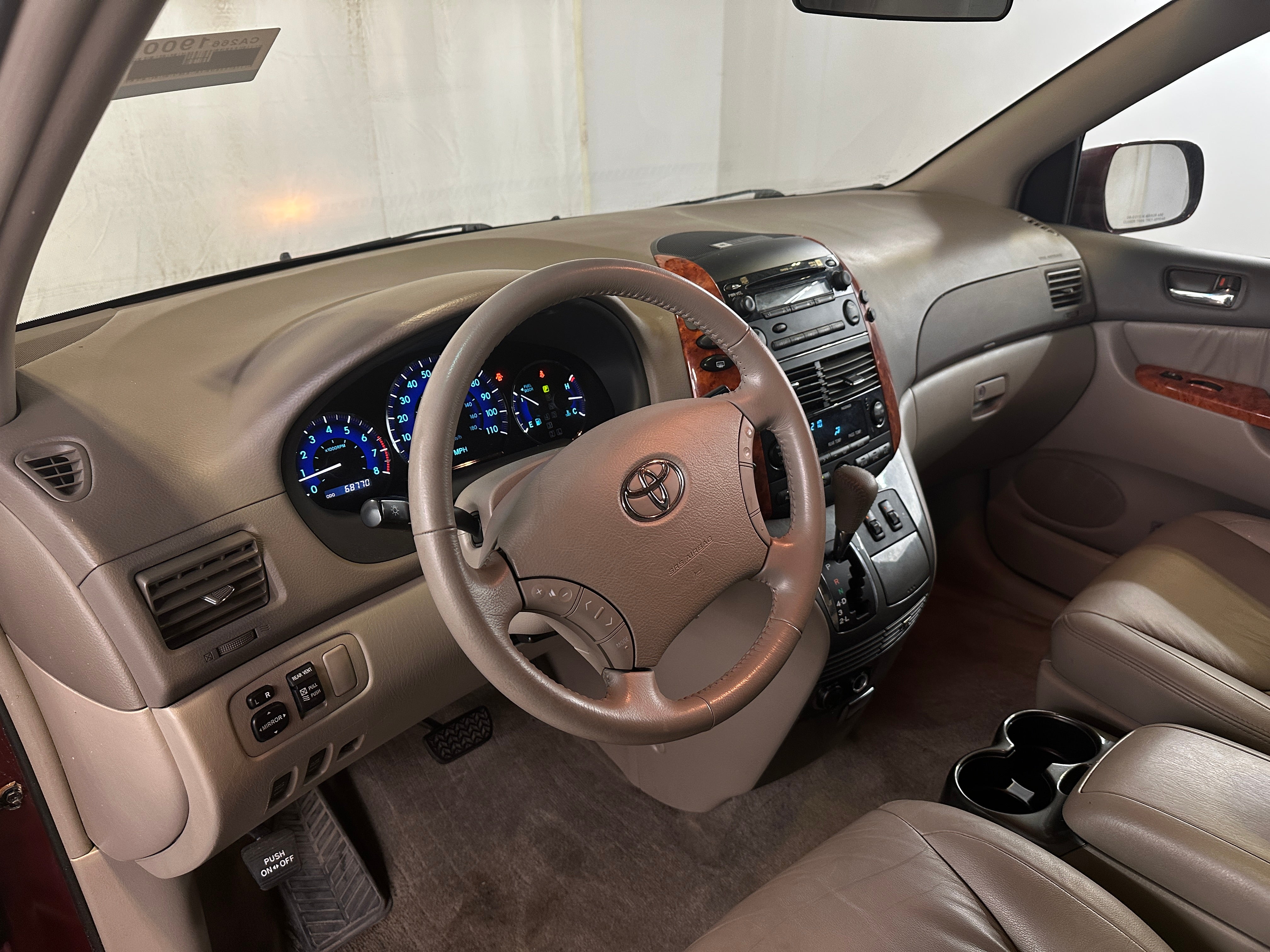 2010 Toyota Sienna XLE 3