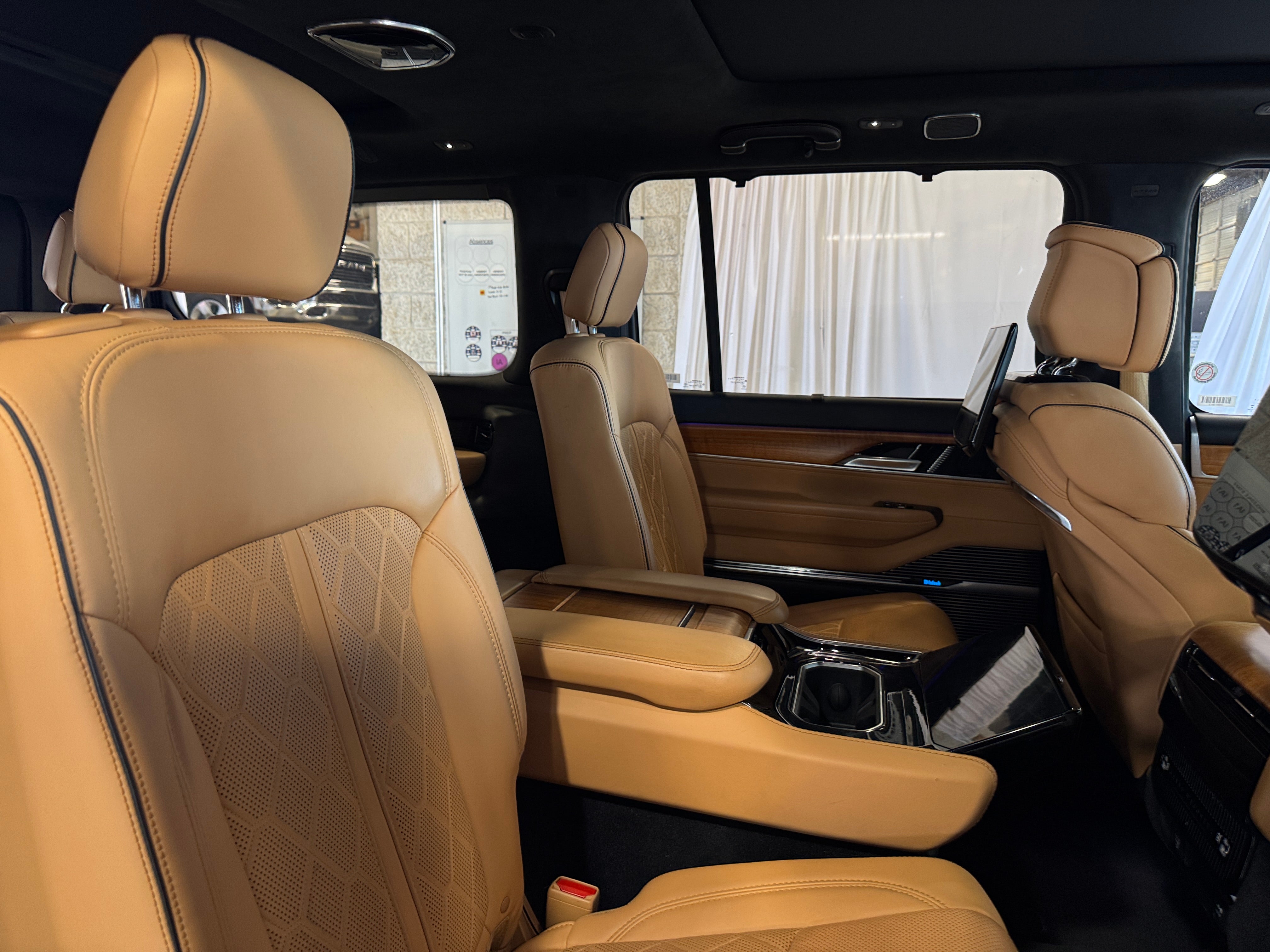 2022 Jeep Grand Wagoneer Series III 5