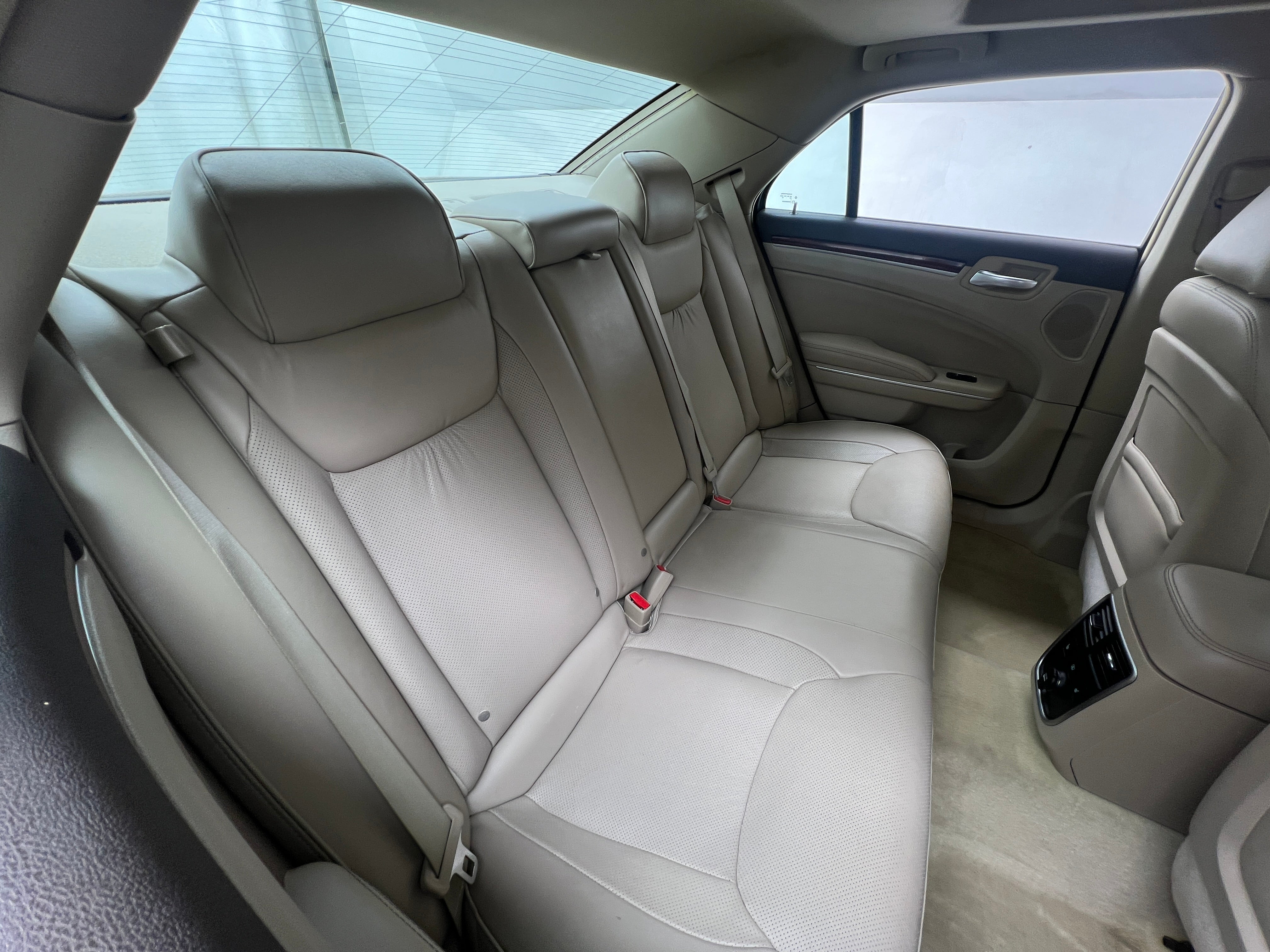 2011 Chrysler 300 C 5