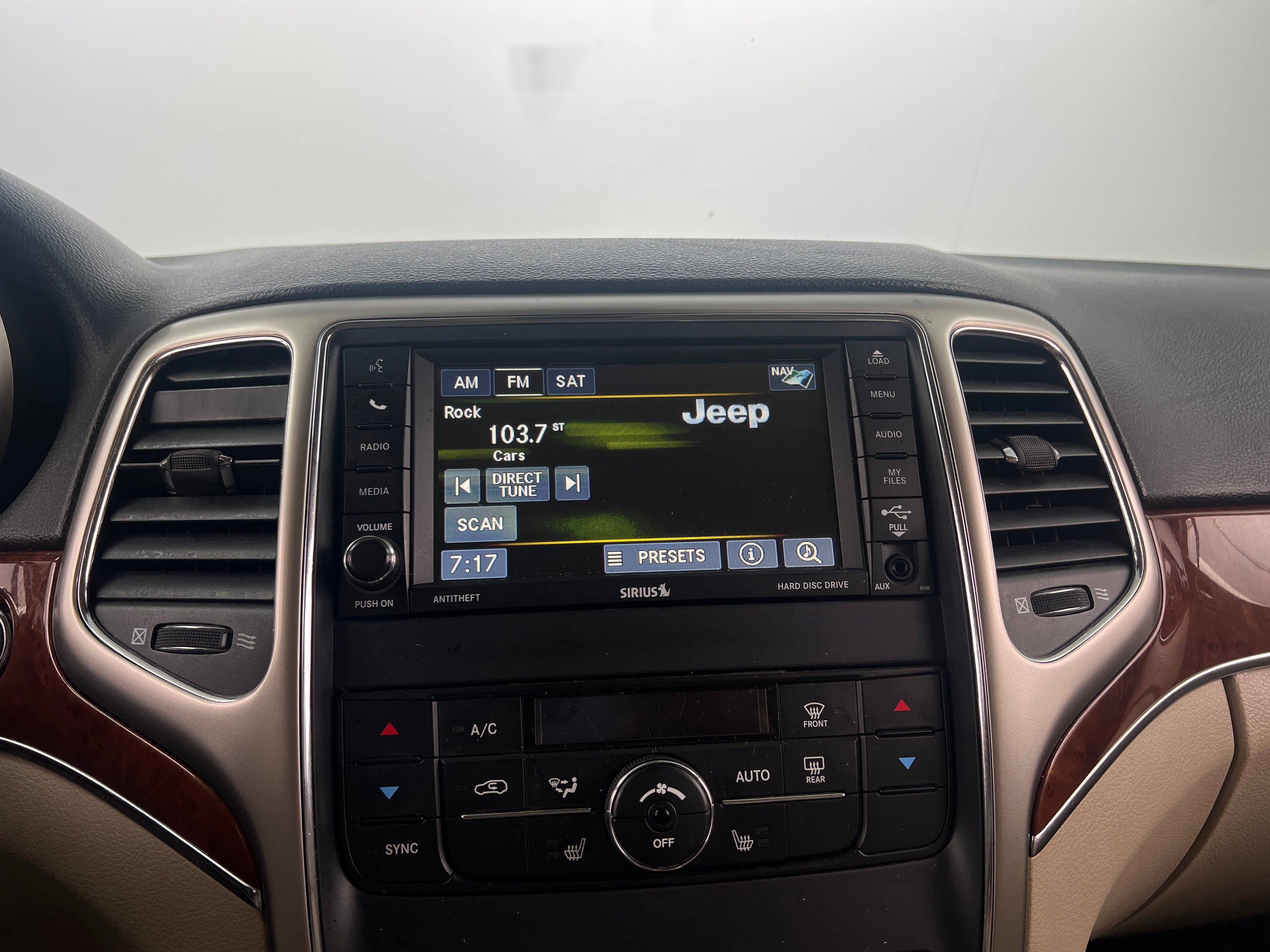 2013 Jeep Grand Cherokee Limited Edition 3
