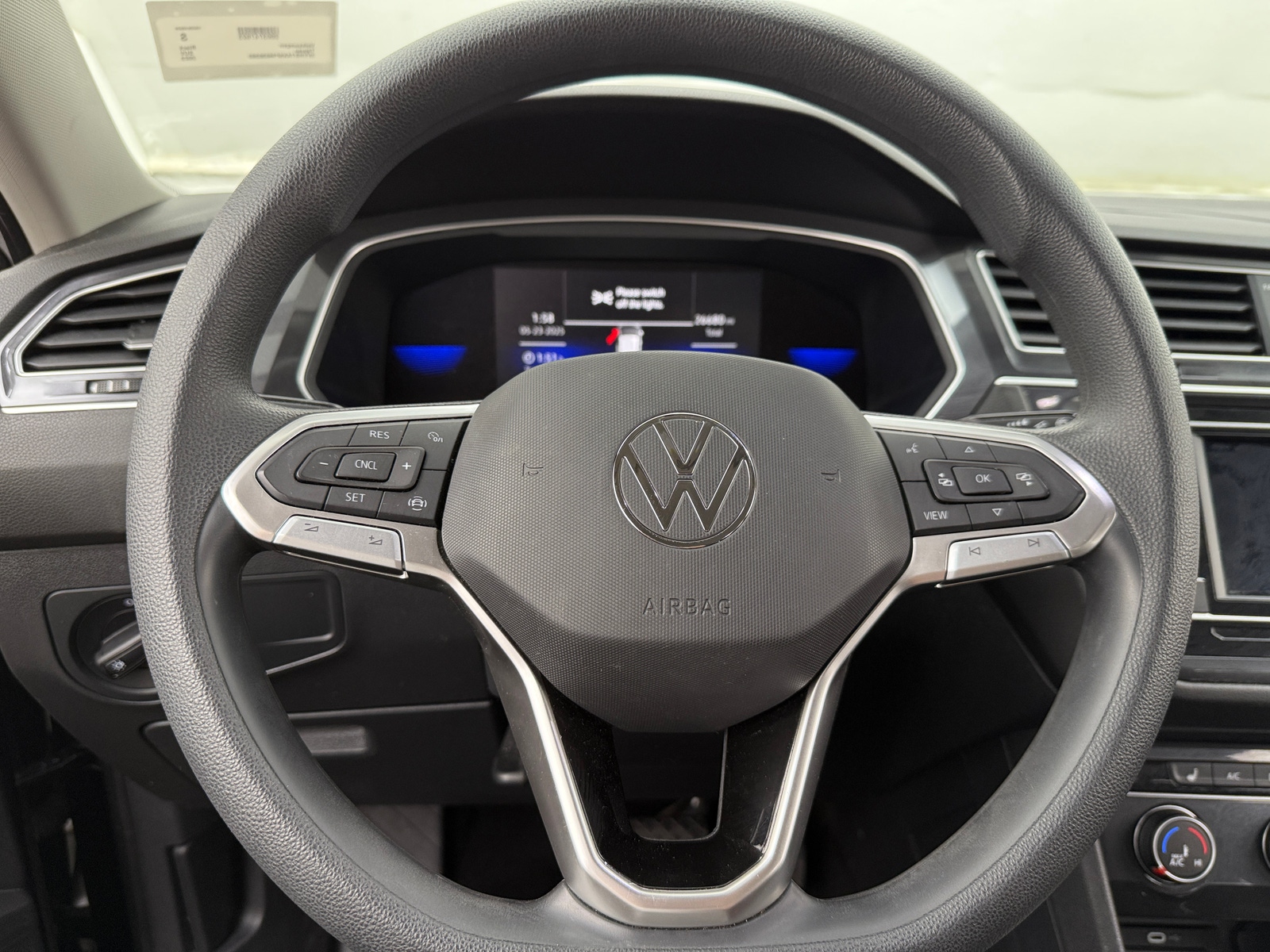 Thumbnail: 2023 Volkswagen Tiguan - 5
