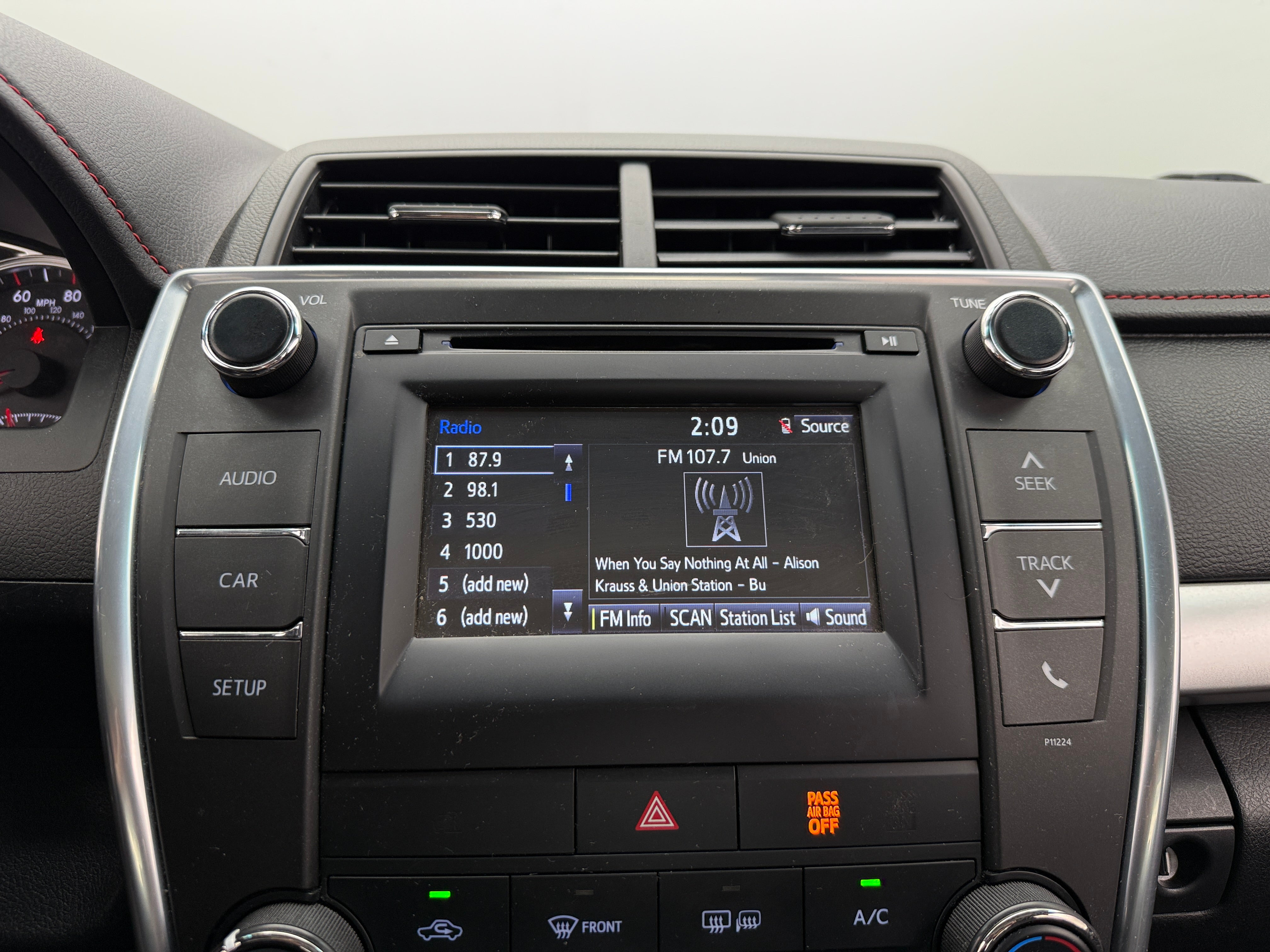 2016 Toyota Camry SE 4