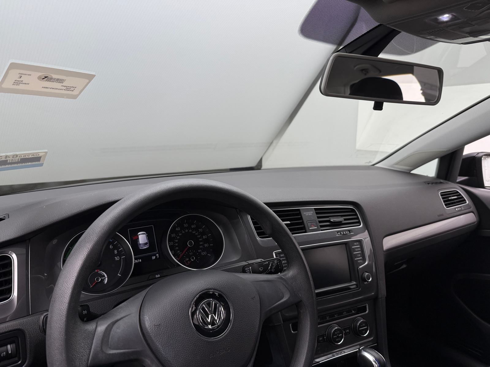 Thumbnail: 2016 Volkswagen e-Golf - 3