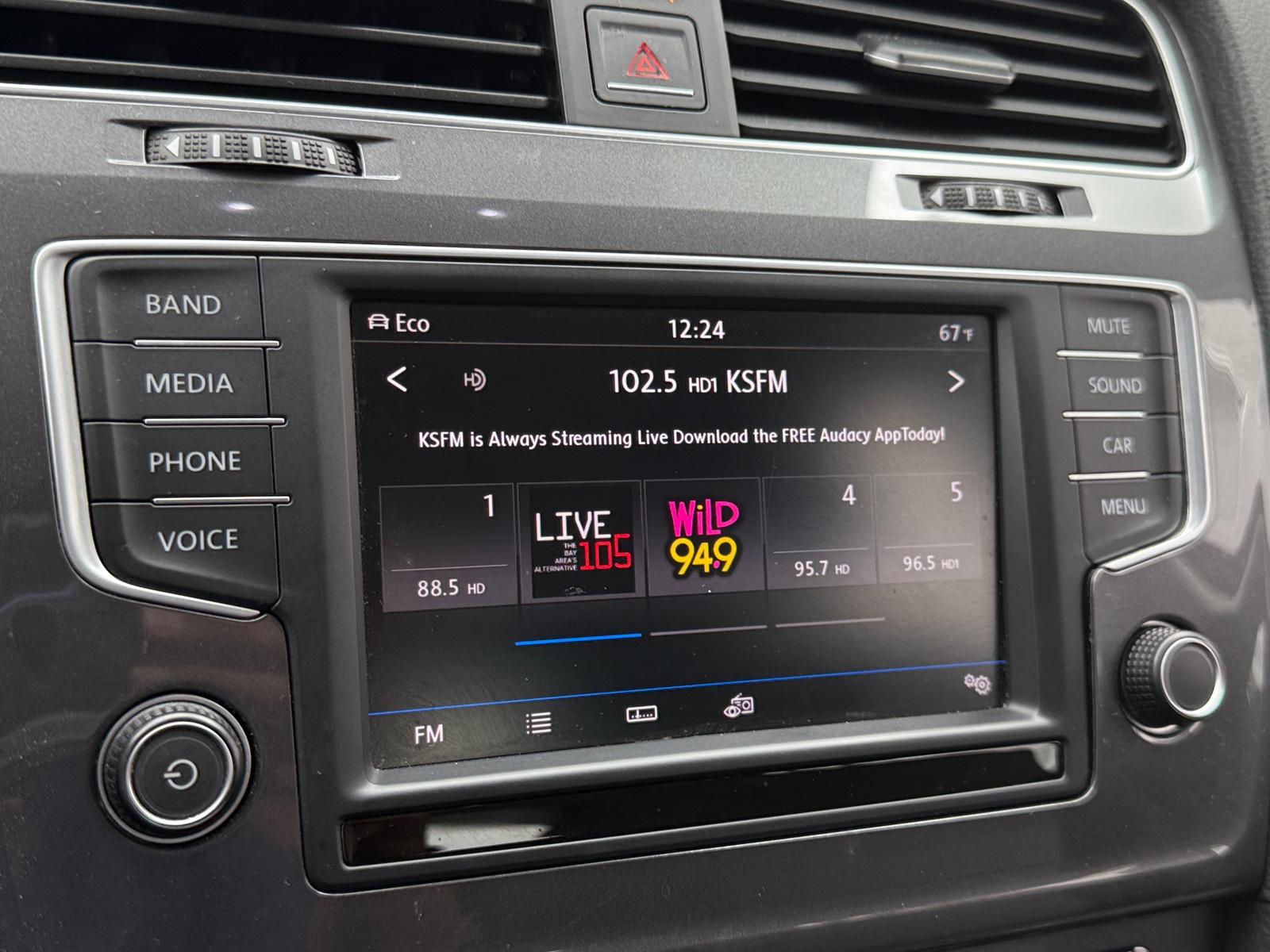 Thumbnail: 2016 Volkswagen e-Golf - 4