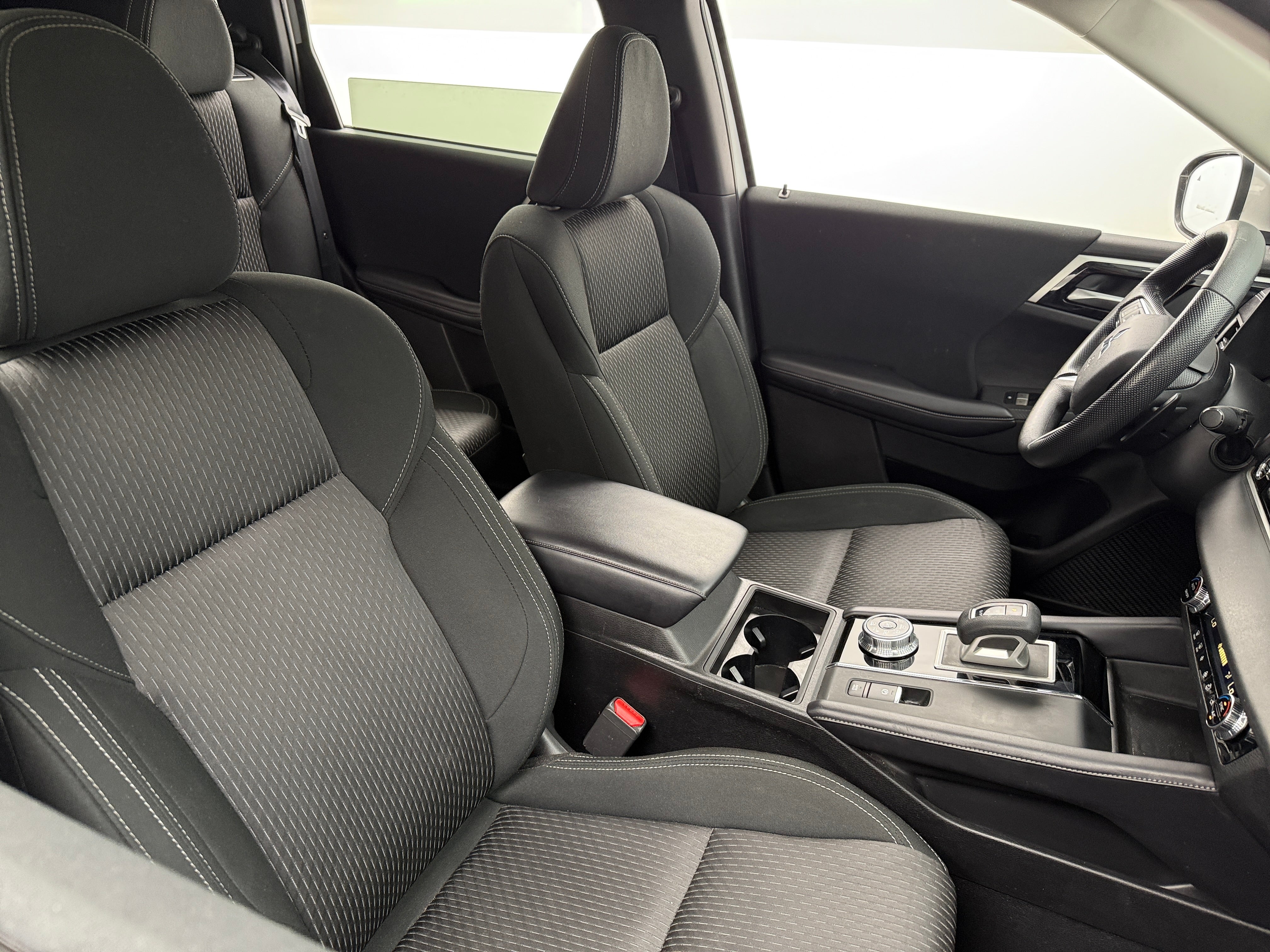 2024 Mitsubishi Outlander ES 2