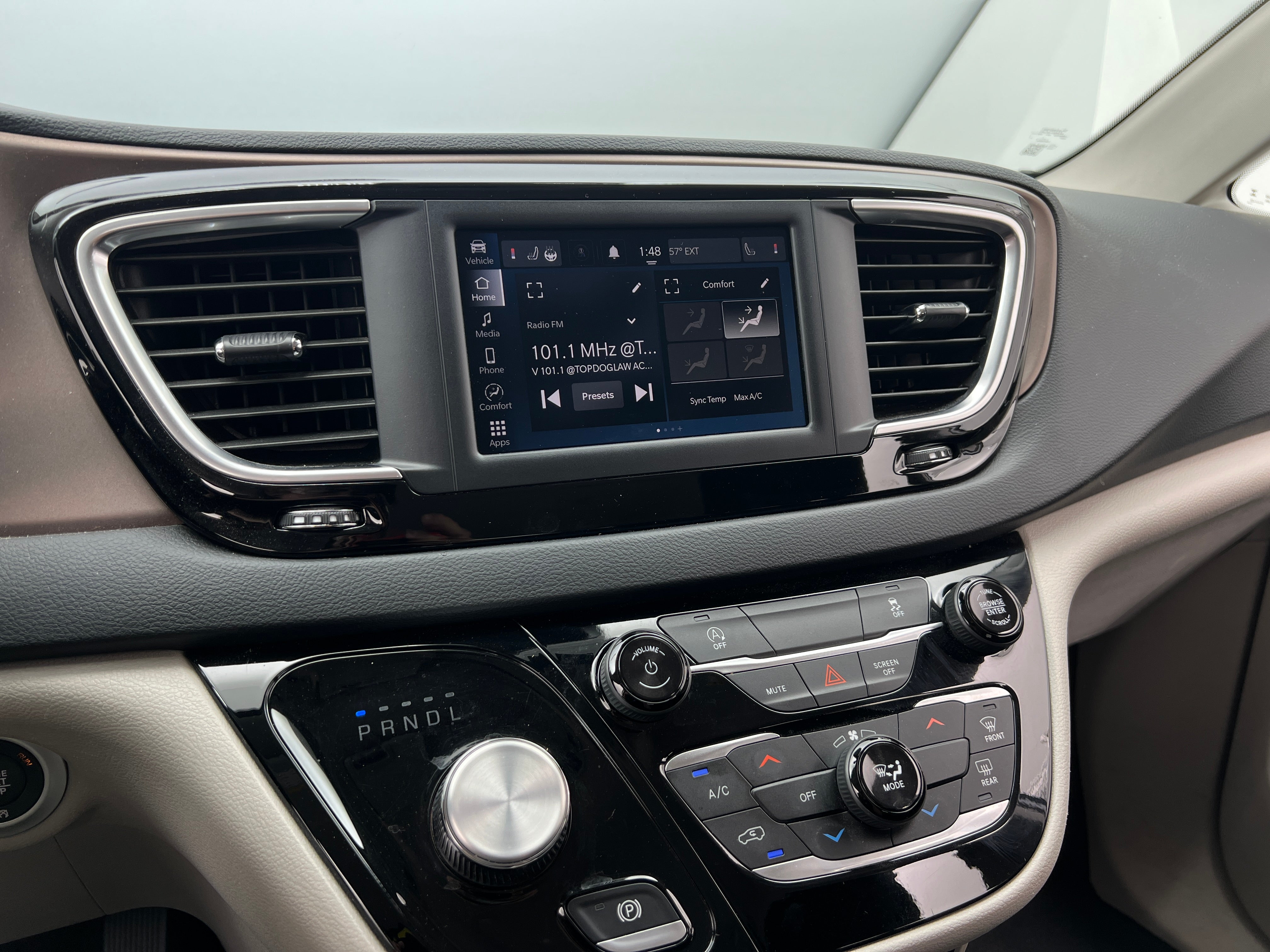 2023 Chrysler Voyager LX 4