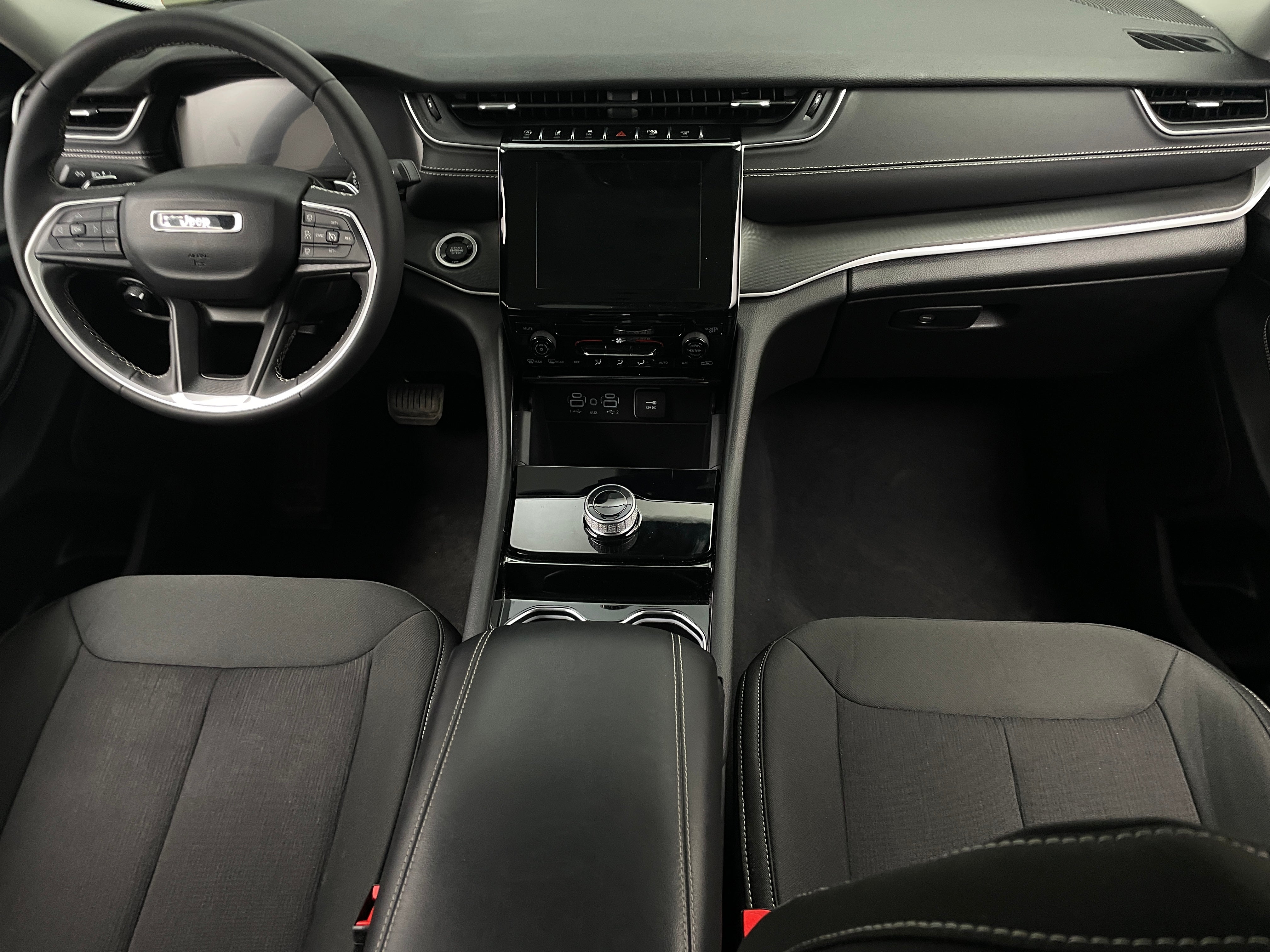 2023 Jeep Grand Cherokee Laredo 3