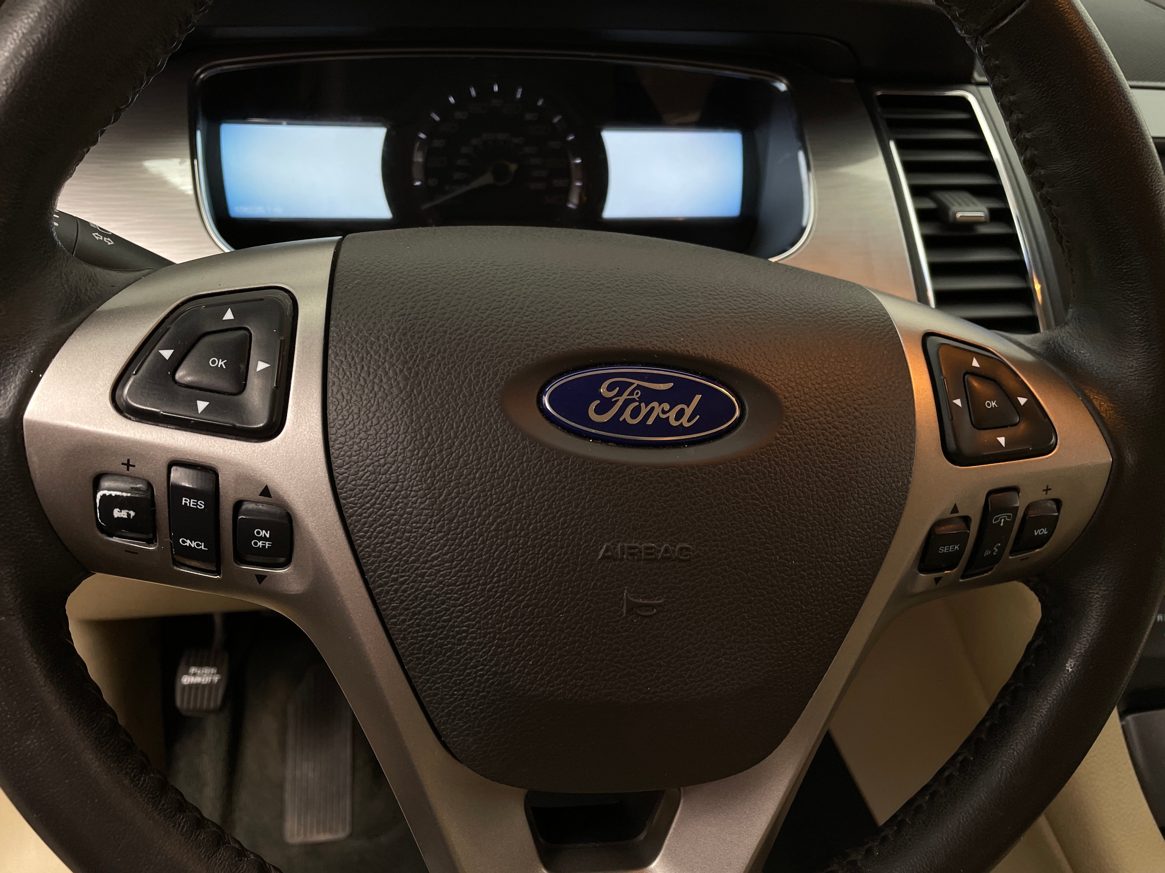 2016 Ford Taurus SEL 4