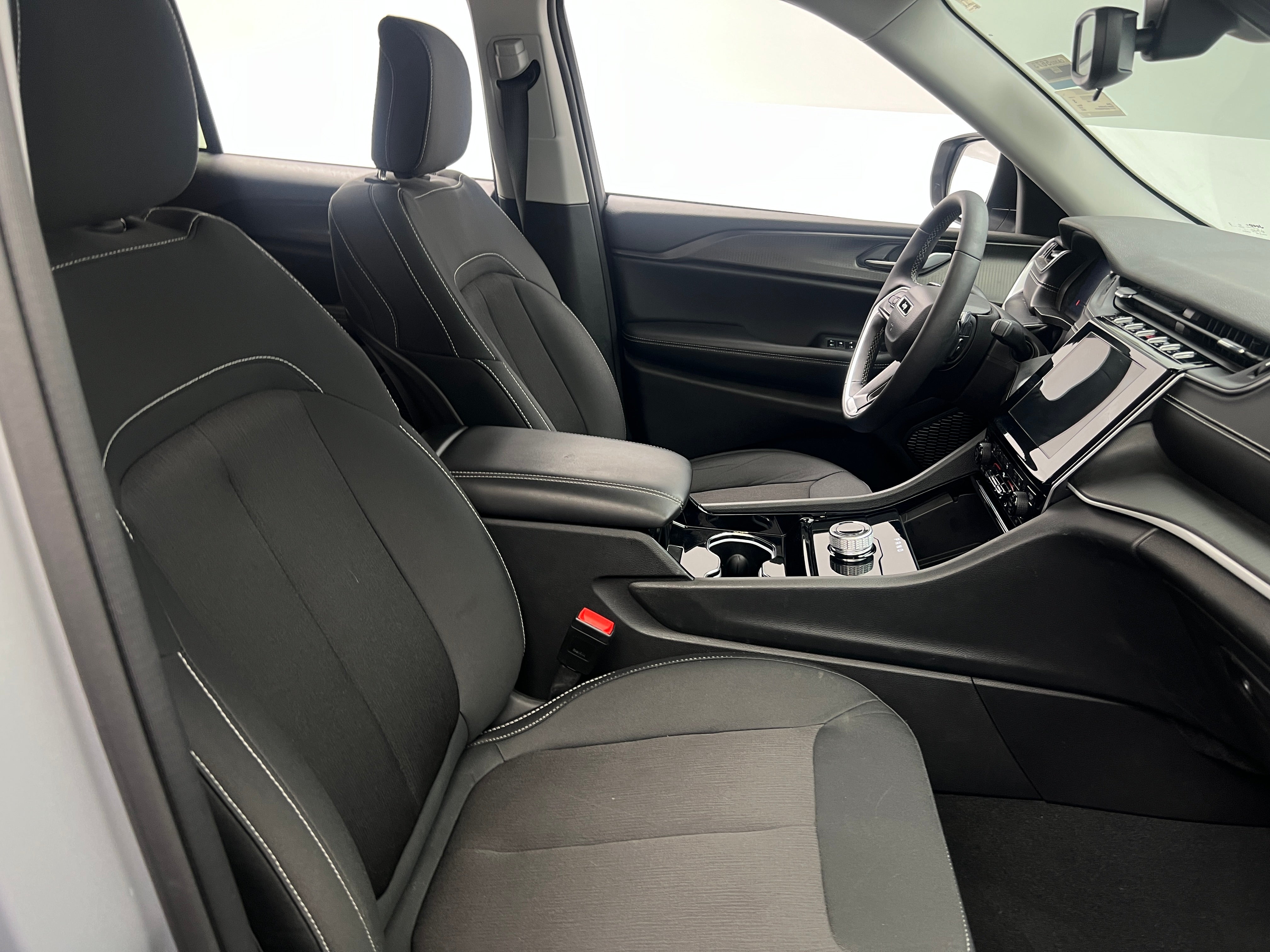 2023 Jeep Grand Cherokee Laredo 2