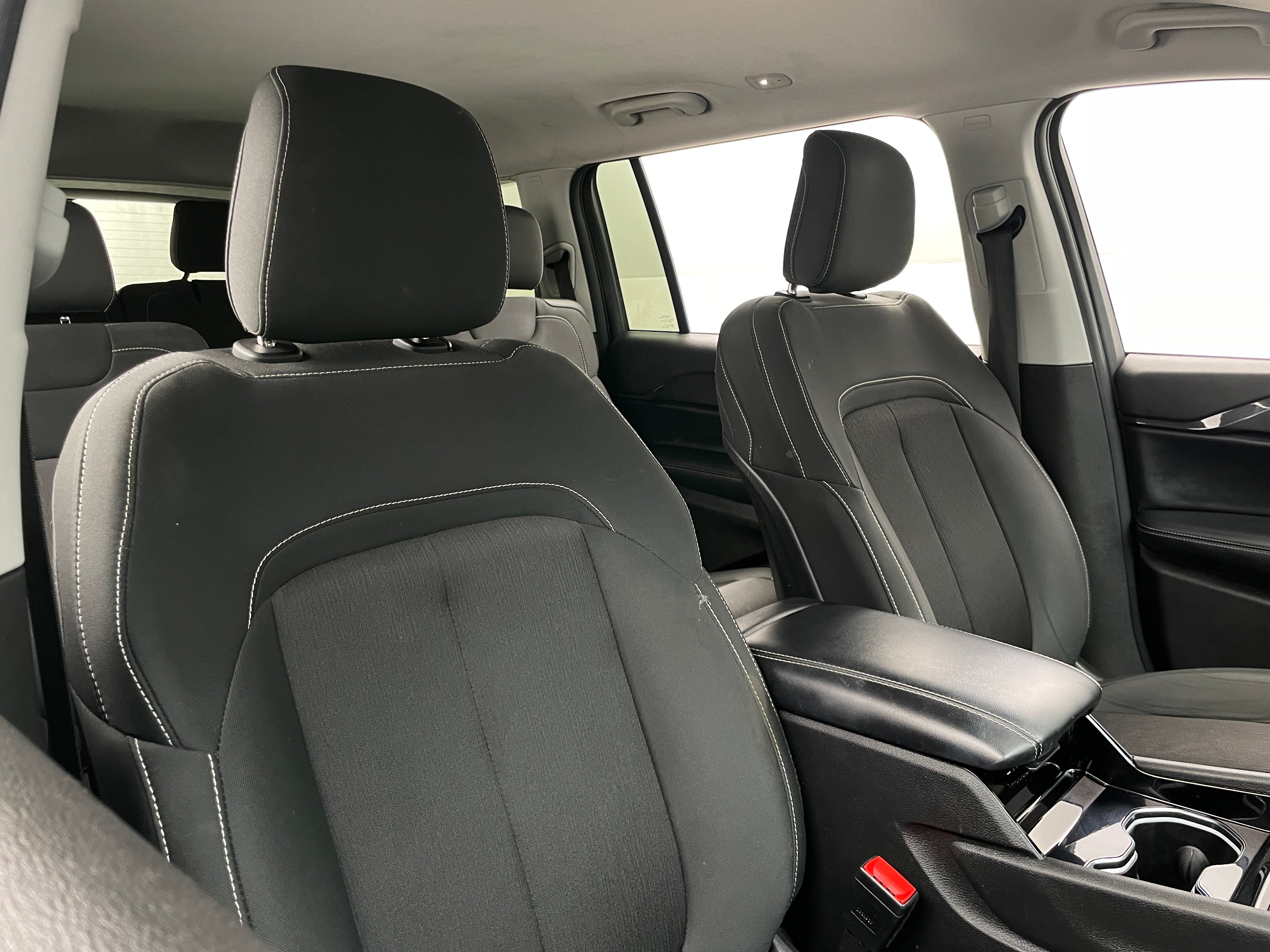2022 Jeep Grand Cherokee L Laredo 2
