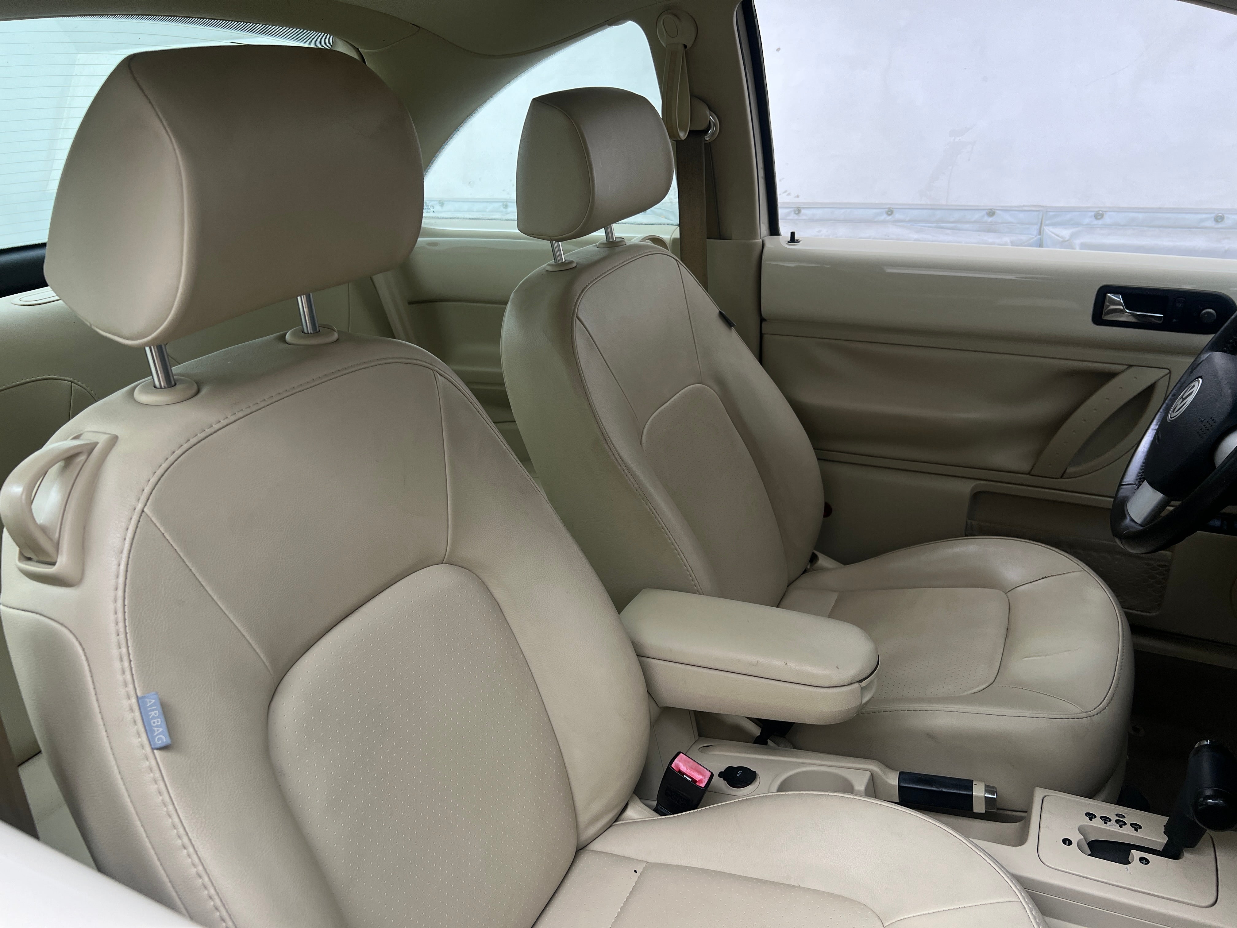 2009 Volkswagen New Beetle SE 2
