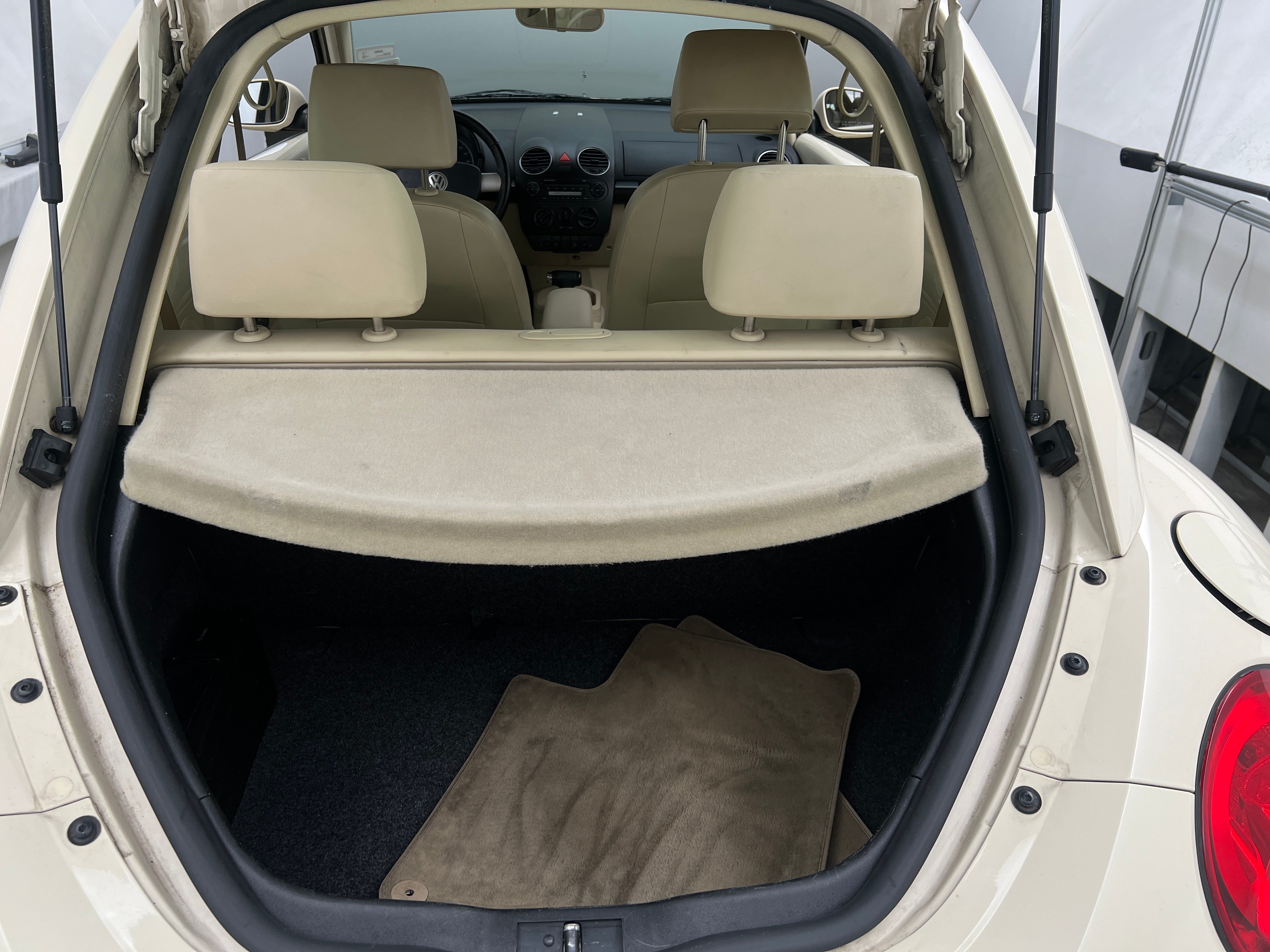 2009 Volkswagen New Beetle SE 6