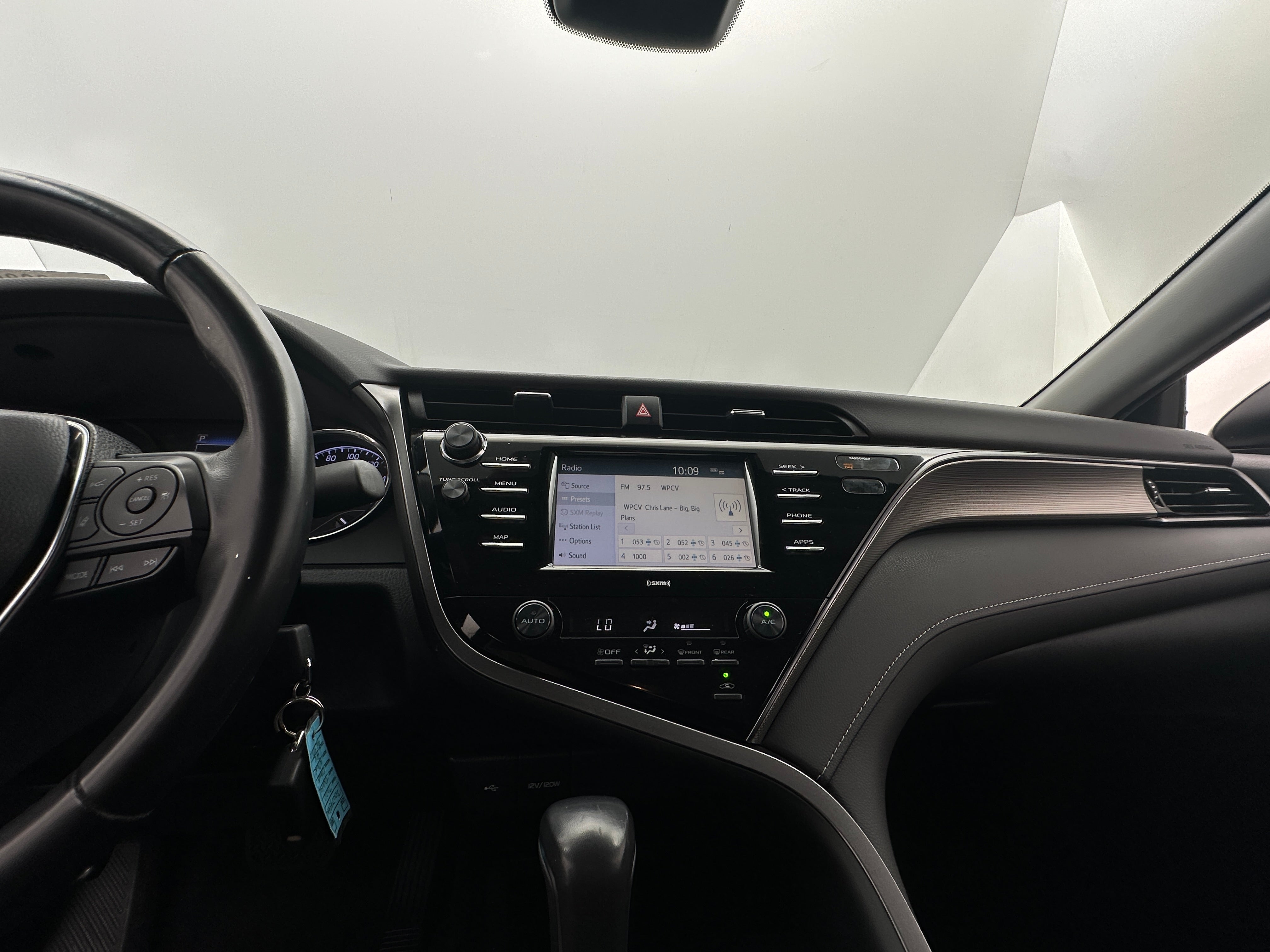 2020 Toyota Camry SE 3