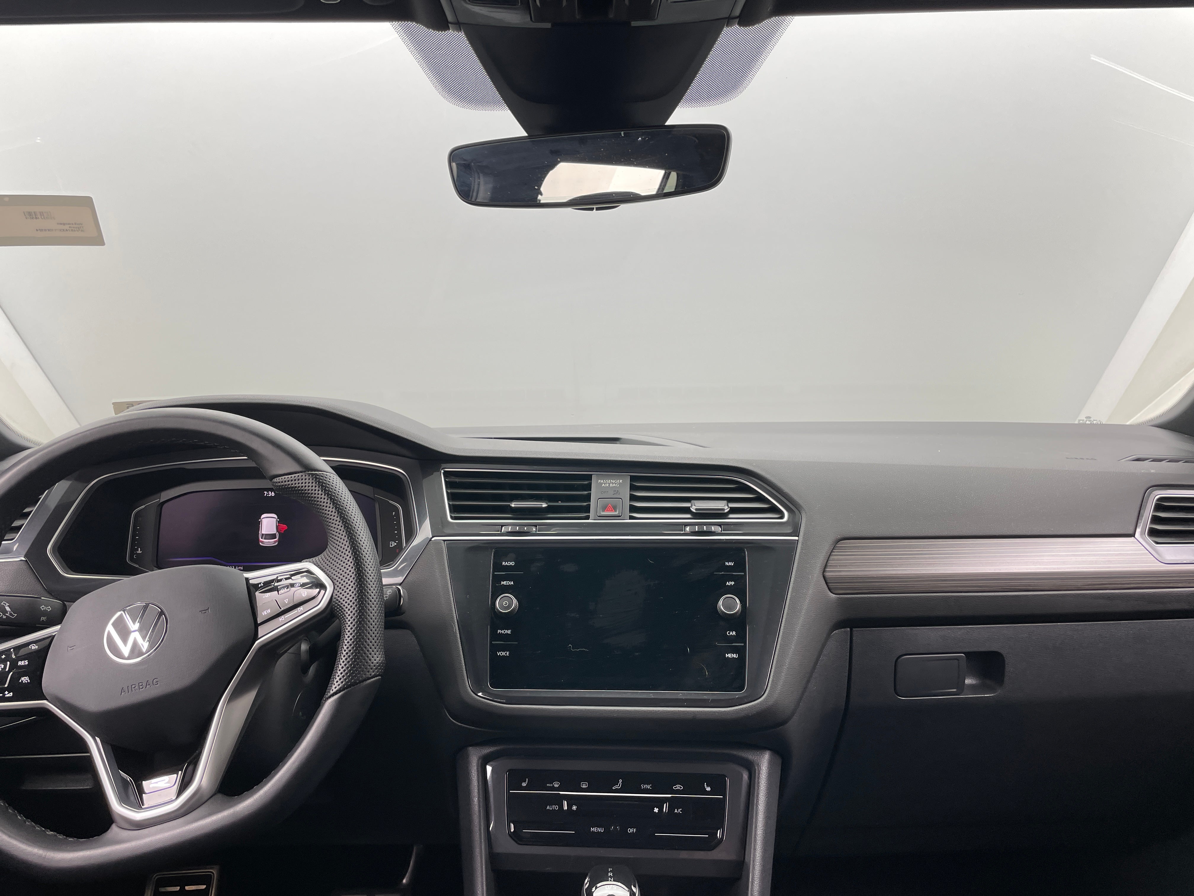 2023 Volkswagen Tiguan SE R-Line 2