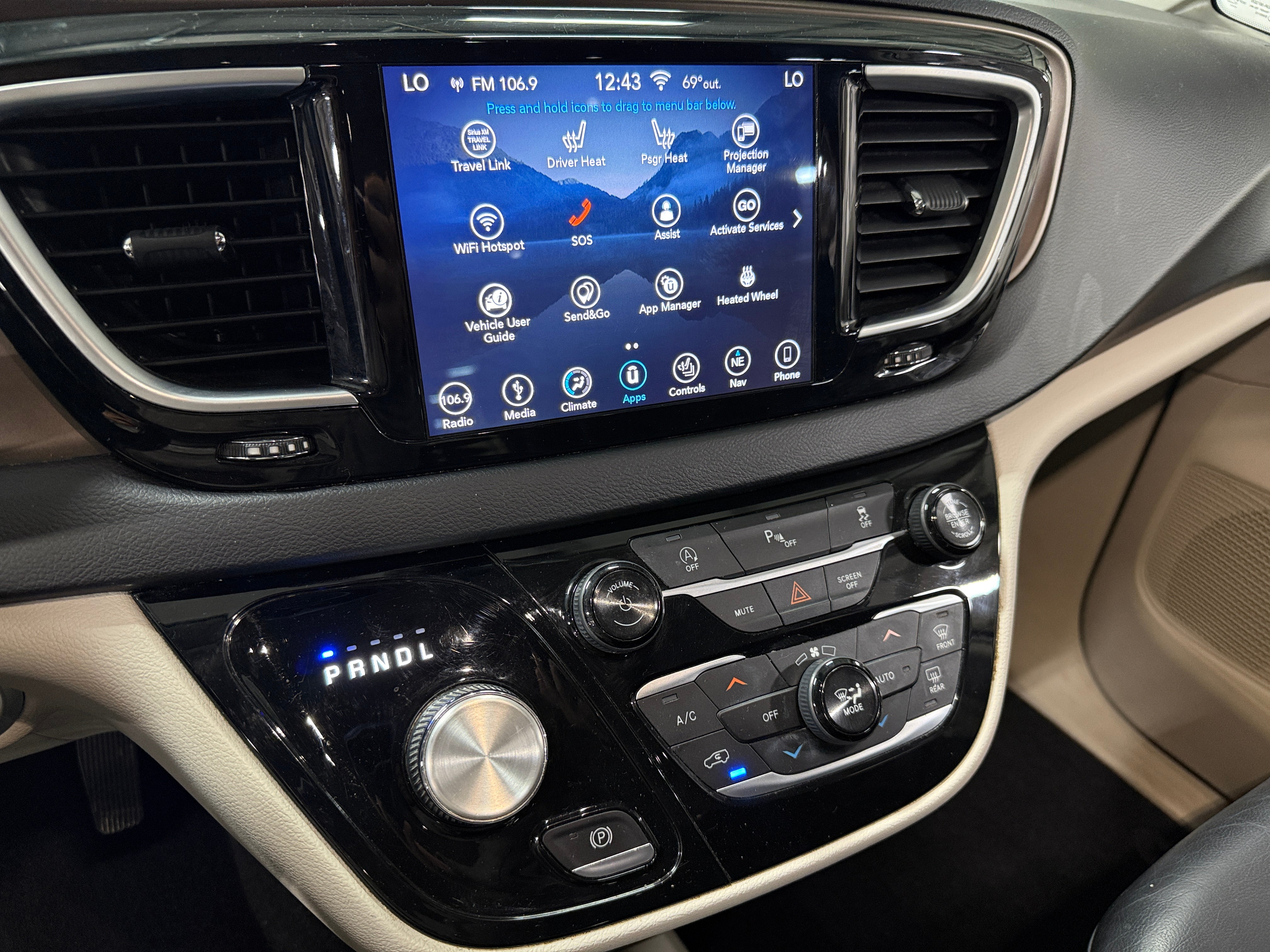 2018 Chrysler Pacifica  3