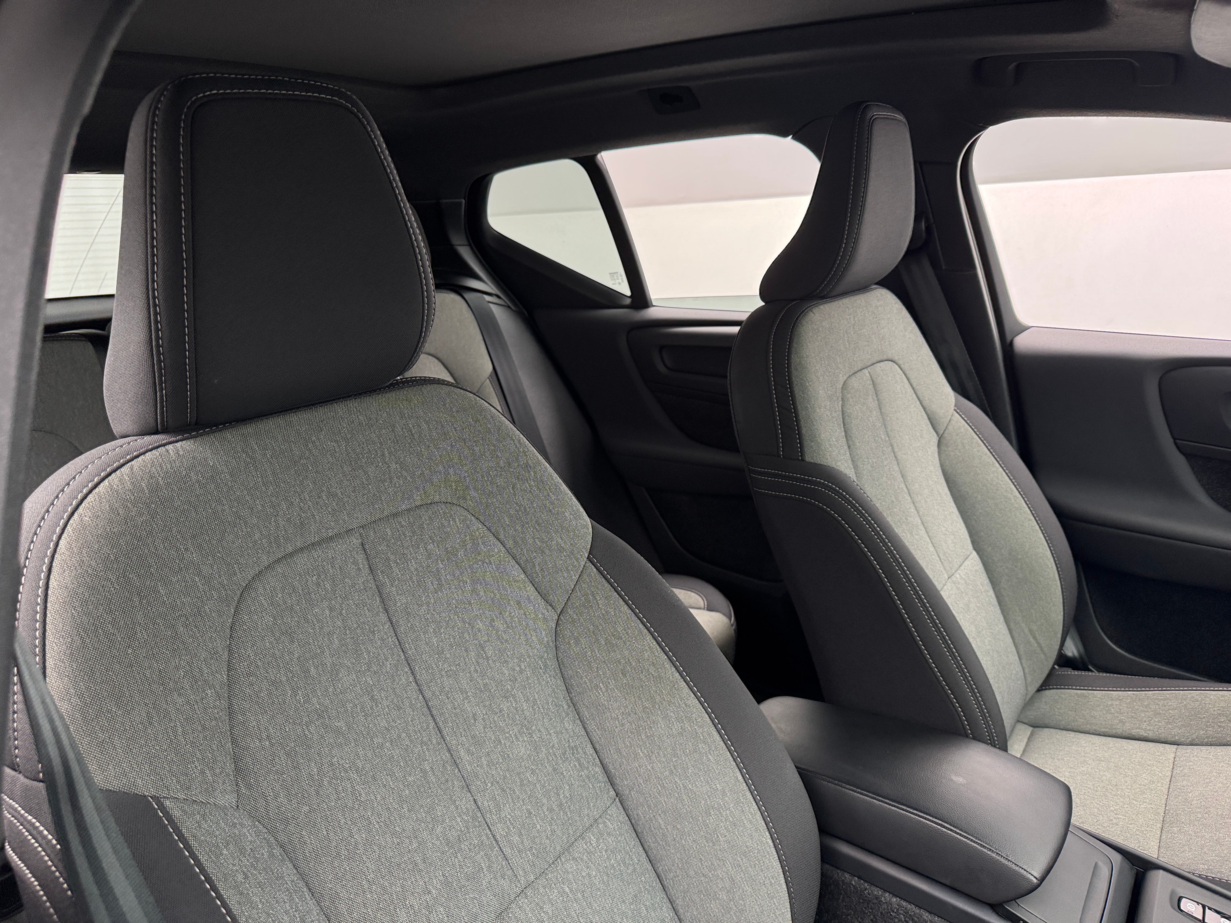 2024 Volvo XC40 B5 Core 2