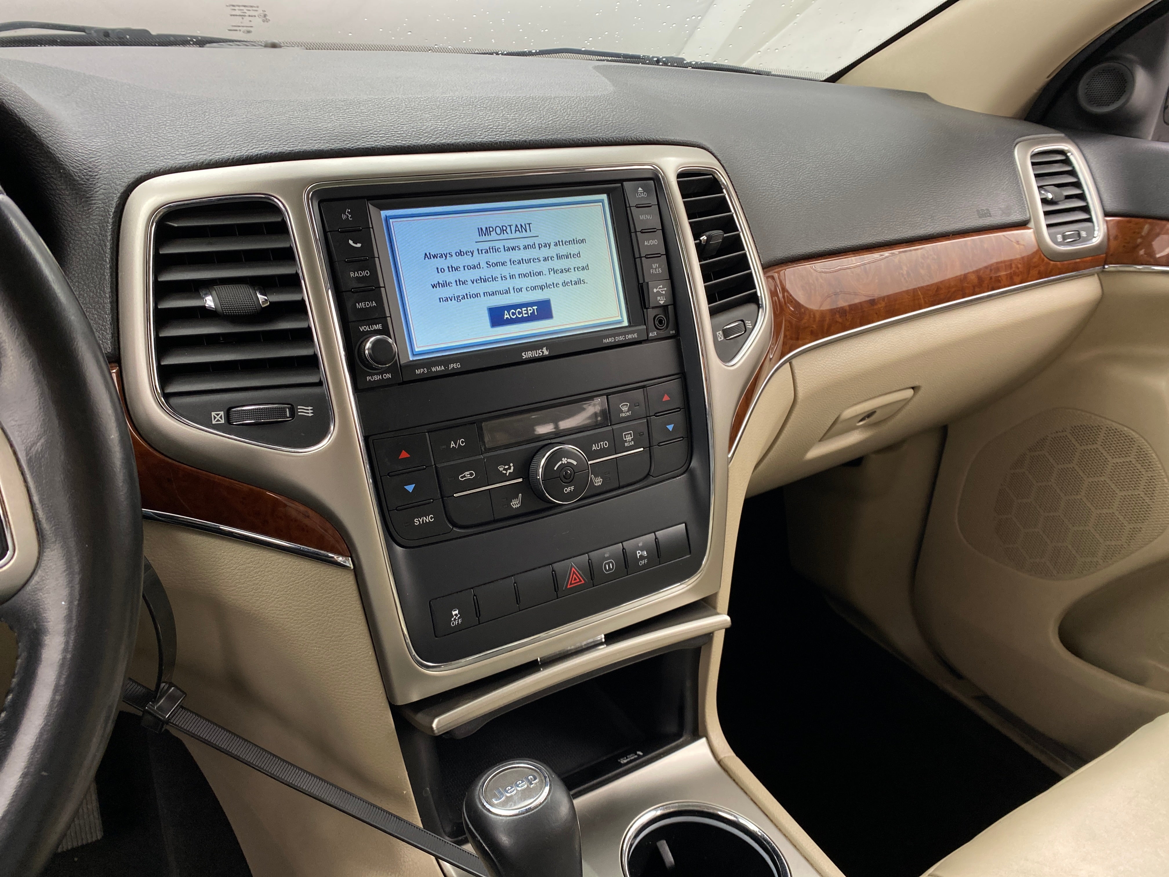 2011 Jeep Grand Cherokee Limited Edition 3