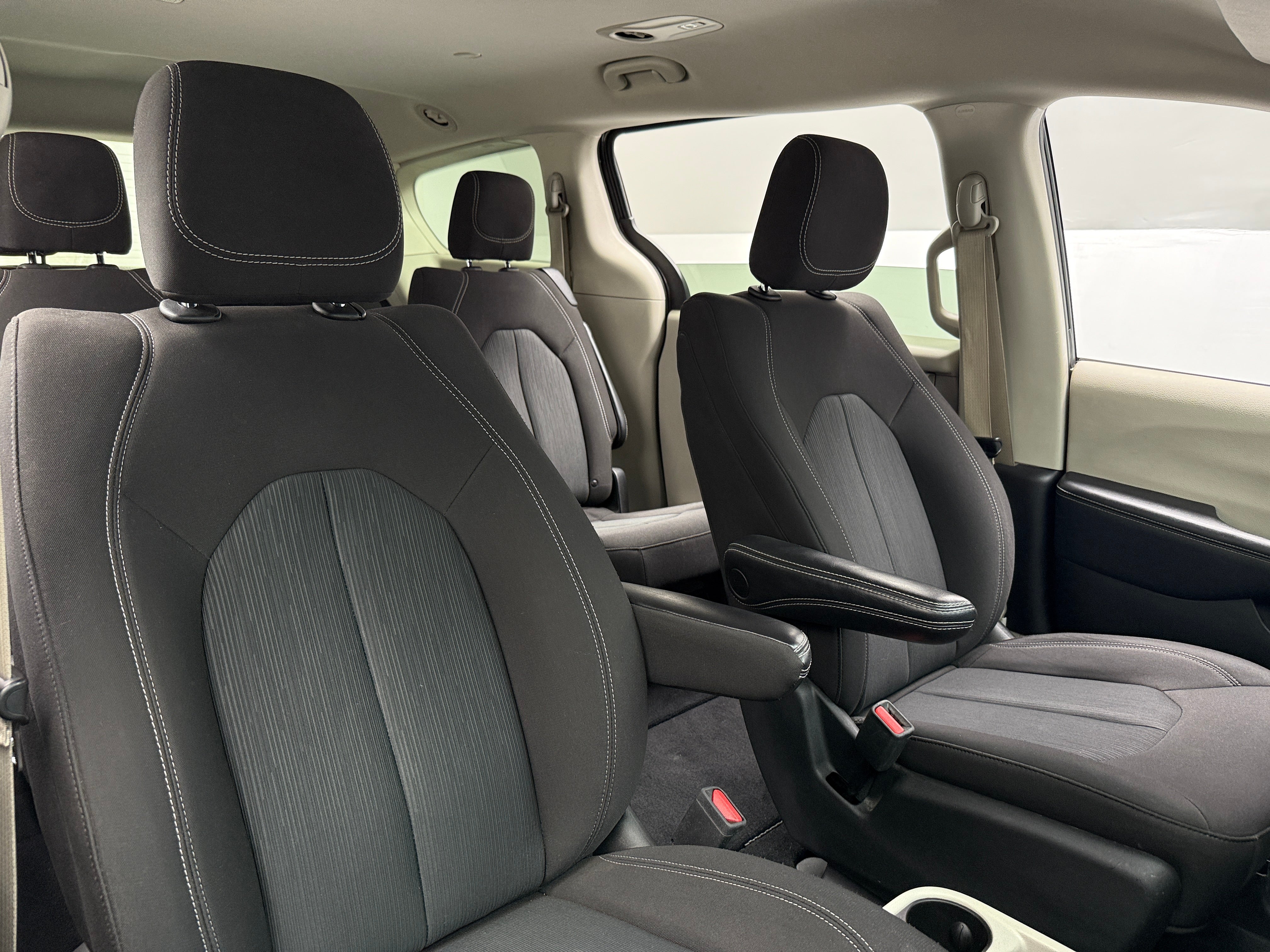 2023 Chrysler Voyager LX 2