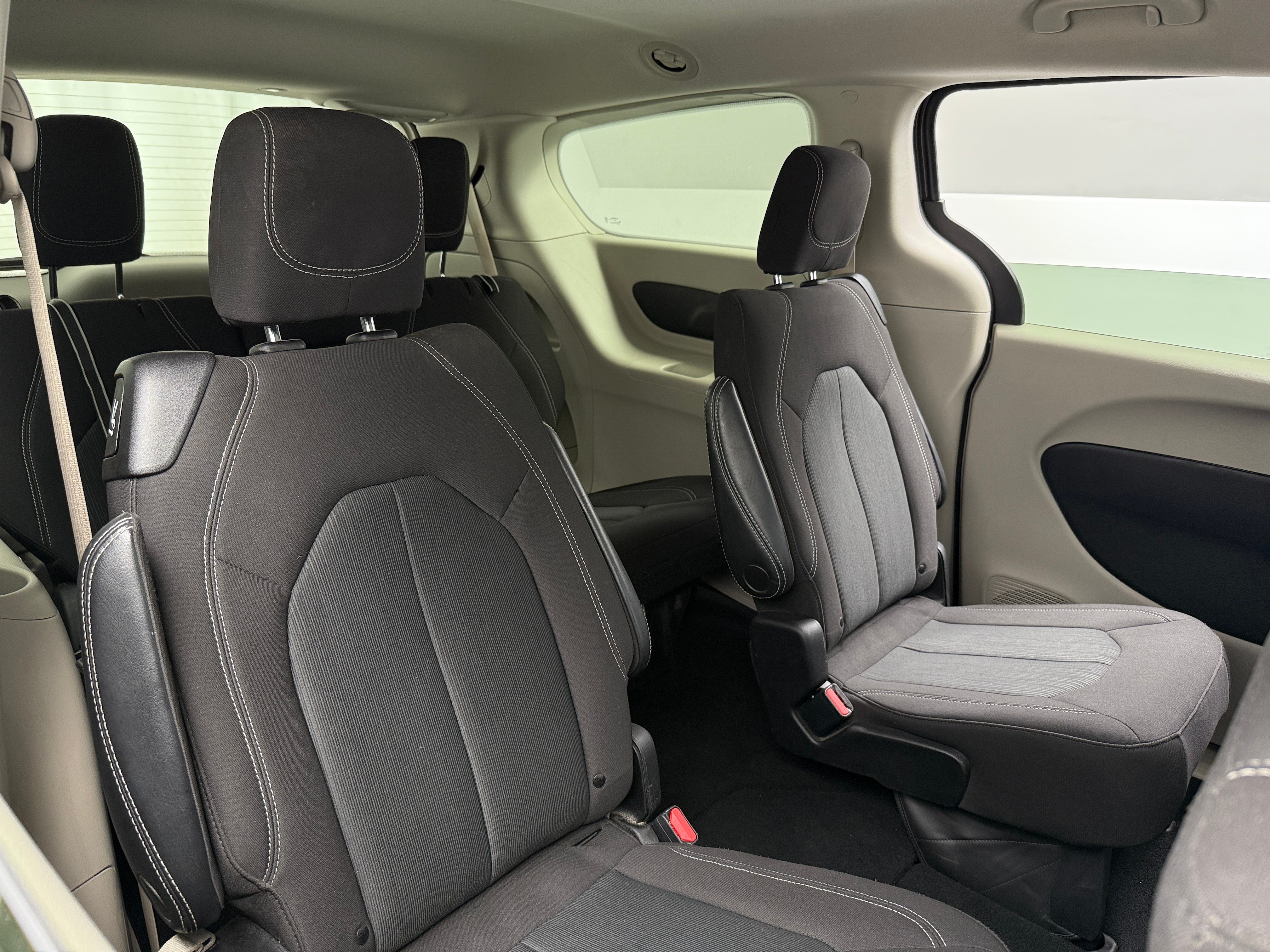 2023 Chrysler Voyager LX 6