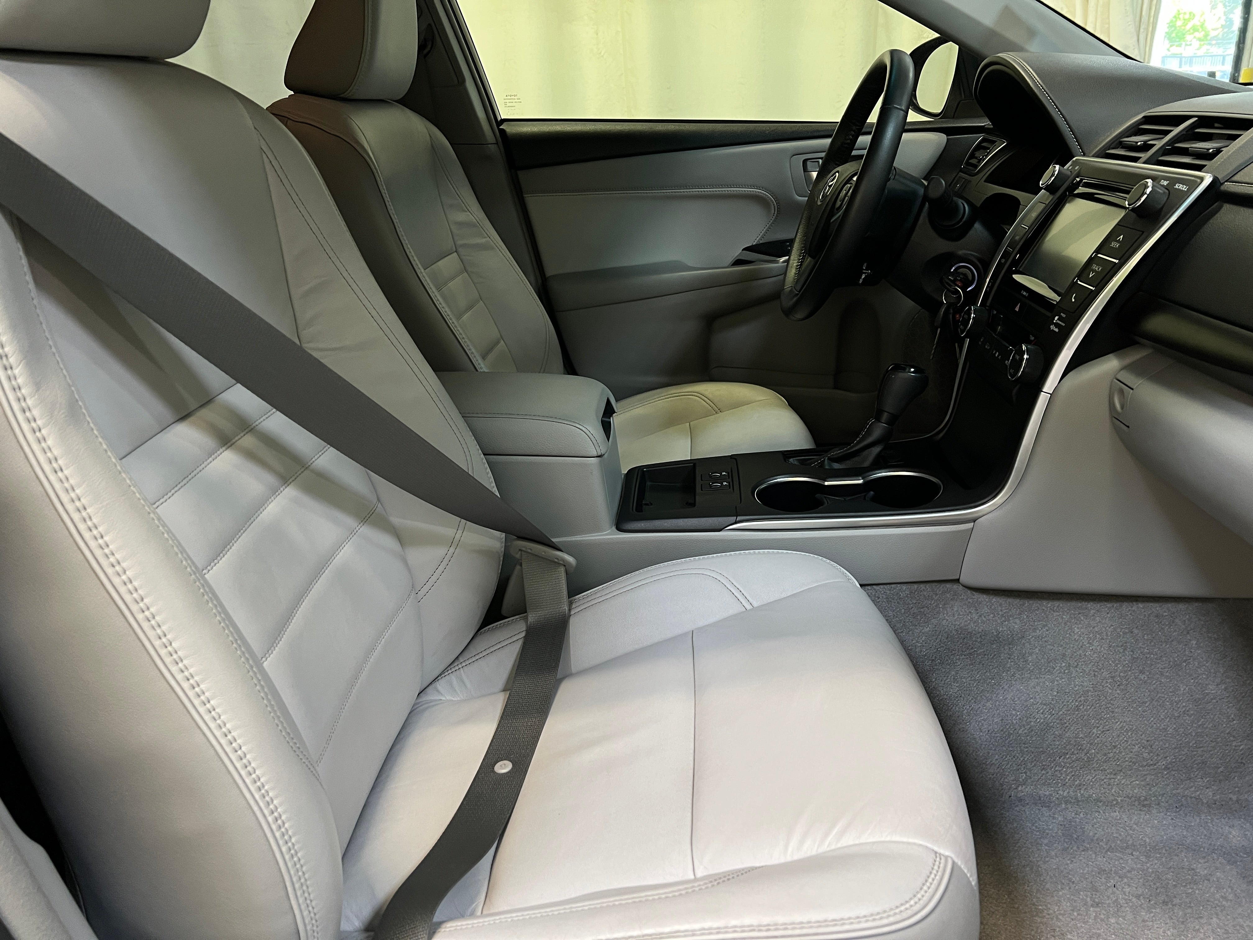2017 Toyota Camry XLE 2